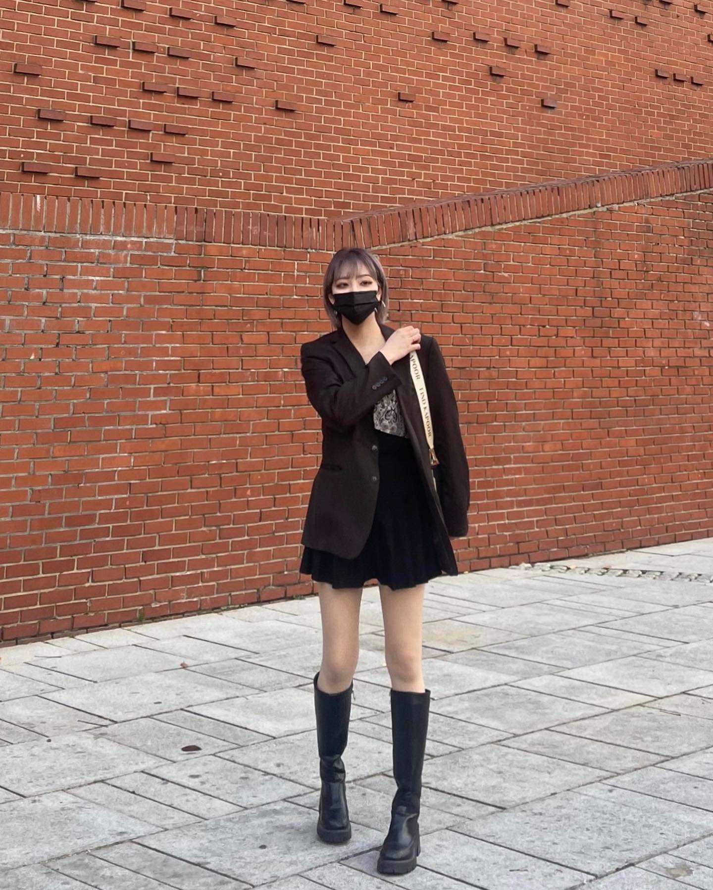 _
다급한 조깅맨과 신난 아기의 발바닥으로 기억될 늦가을 혜화🍂