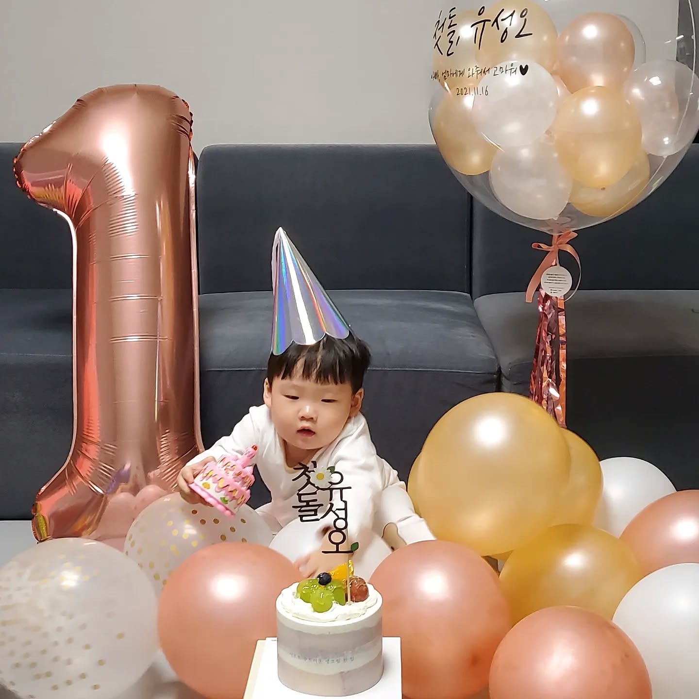 2021.11.16(화) PM 06:30, 2.91kg으로 처음 만나서 정말 쑥쑥 크느라 고생했어 🎂♥️

"저거 머지? 😳 으아아아앙(잘꺼니까 빨리 안아줘!)"

#365일 #첫돌 #첫돌케이크 #첫돌토퍼 #돌끝맘 #생일 #생일잔치 #성오의기록