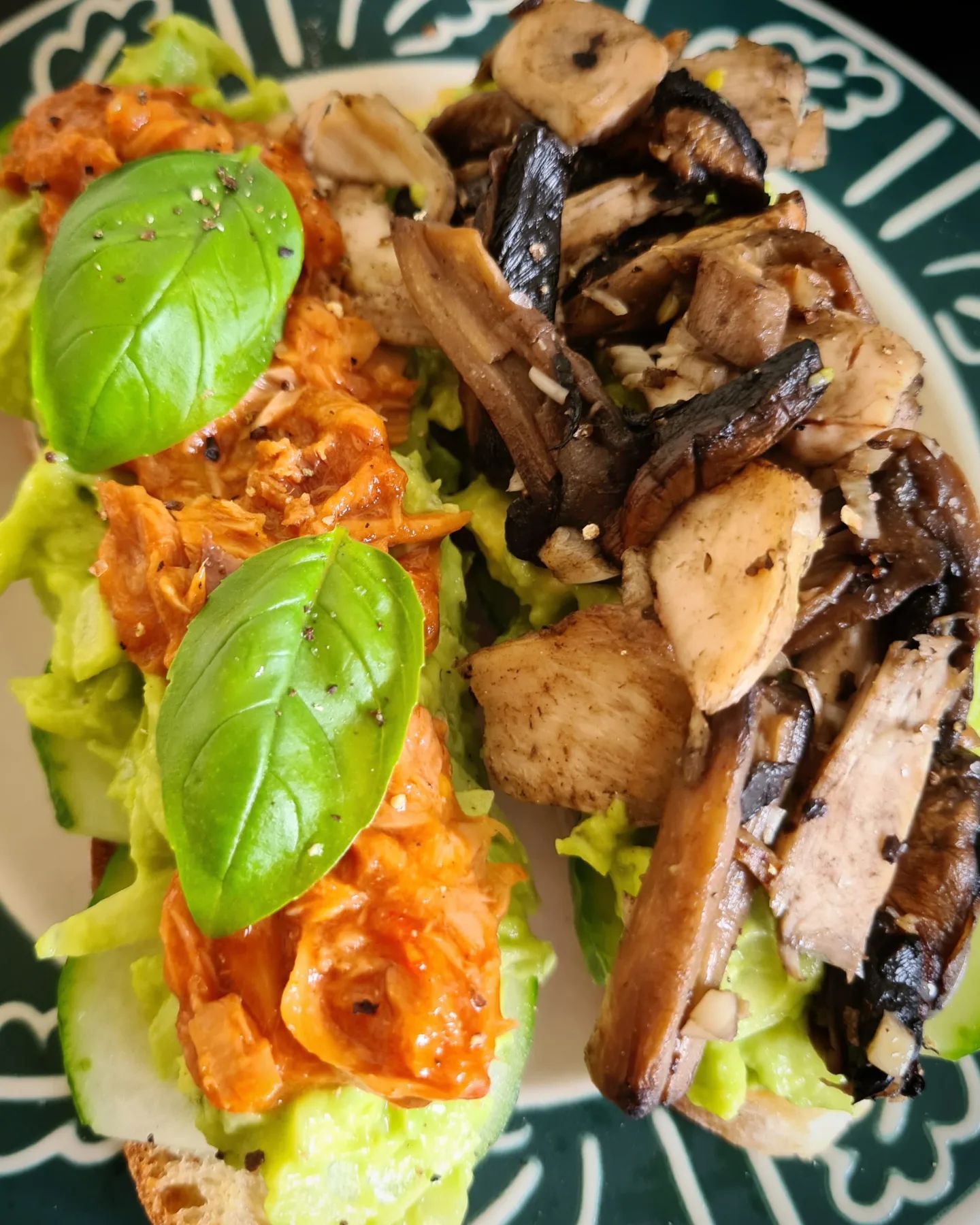 오늘의 아침겸 점심은 #Bruschetta
(먹고남은 kfc와 참치캔을 이용한)
.
.
뉴질랜드에 와서 음식의 시야가 넓어졌다
다양한 나라의 사람들이 살아서 그런것도 있겠지만

중식 레스토랑에서 일해보니
손도 못대던 중국음식을 먹을 줄 알게 되고
(아직도 훠궈랑 베이징덕은 못먹겠지만😅)

케익샵에서 일해보니 베이킹을 배우게 되고

이탈리안 레스토랑에서 일하다보니 배운 적은 없지만
곁눈질로 보던 요리들을 이렇게 만들 줄도 알게 되고

손으로 하는 것 하나는
엄마 피를 받아서인지 빨리 배운다

나 왠지 아무래도 직업을 잘못 선택한 것 같기도👩🏻‍🍳

#일상#해외일상#뉴질랜드#요리#음식#food#italianfood#daily#newzealand