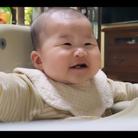 -
즐거운 이유식 시간🙂
글라스락 260ml에 쌀미음 60g 냉동하고
큐브3개 넣어서 냉장해동하면 딱 맞다
반찬개수가 3개까지는 딱좋다
처음에 미음할땐 작은거 샀는데 토핑개수 많아지니 큰게 좋음
그리고 먹을때 반찬만 플레이트에 따로 옮겨서 전자렌지 해동 쌀미음은 다 안녹아서 1분 다 녹으면 30초면,충분
반찬은 양이 적어 30초면 충분

오늘도같은메뉴 단호박 소고기 브로콜리 쌀미음
소고기도 좀 씹는거같다? ㅎㅎ

오늘은 분유 130만 먹어도 안울었어 ㅎㅎ
흘린 소고기는 먼지가 냠냠

✅이유식용기 글라스락 260mll
✅이유식 플레이트 디자인앤쿠
✅이유식스푼 릿첼 분홍이
✅이유식의자 에시앙 범보의자

#샤🐯 #생후195일 #6개월아기 #이유식기록 #이유식일기 #황샤이유식 #초기이유식 #토핑이유식 #이유식 #이유식준비 #이유식준비물 #초기이유식식단
#이유식용기 #이유식그릇 #유아식기 #이유식식판 #이유식스푼 #초기이유식스푼