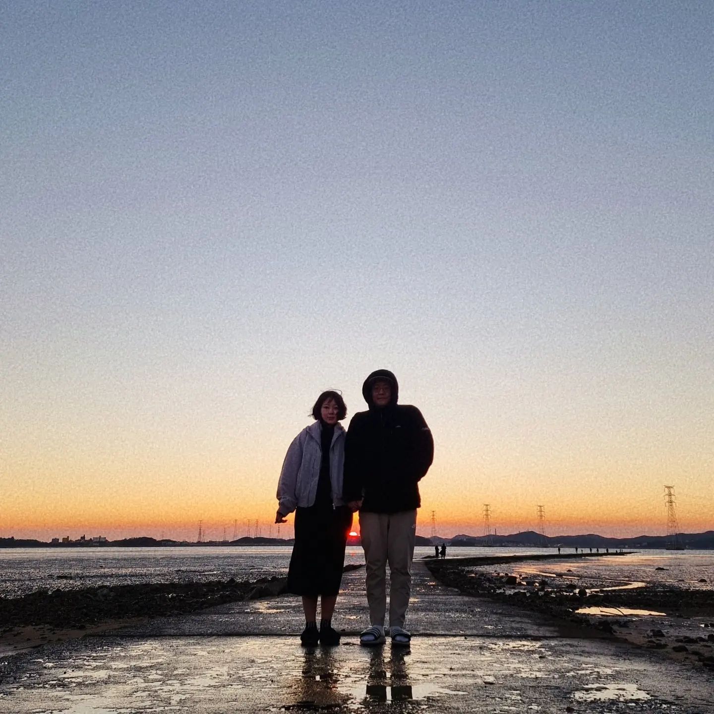 ⠀⠀⠀⠀
⠀⠀⠀⠀⠀⠀
🌆👫

지난 캠은 바닷가라
예쁜 낙조를 보고왔어요🧡

비록 바닷가뷰는 아니지만
산책겸 휘- 다녀올 수 있는 거리라
소화도 시킬겸 산책하기 좋았던😌

캠장 정보는
#대부도푸른섬캠핑장 👉 hwangyeonggyu7
⠀⠀⠀⠀⠀
⠀⠀⠀⠀⠀
내일은 태안으로 떠납니다❕️

아니 단풍캠까지는 아니더라도
추운데 바닷가 캠장을 잡은
오빠님... 정말 센스있다👏

내일도 재미나게!
오늘도 재미나게!
🤭
⠀⠀⠀⠀⠀⠀⠀⠀⠀⠀