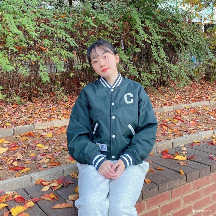 커버낫 스포츠클럽 C로고 여성 바시티자켓 가을 코디 완성♡