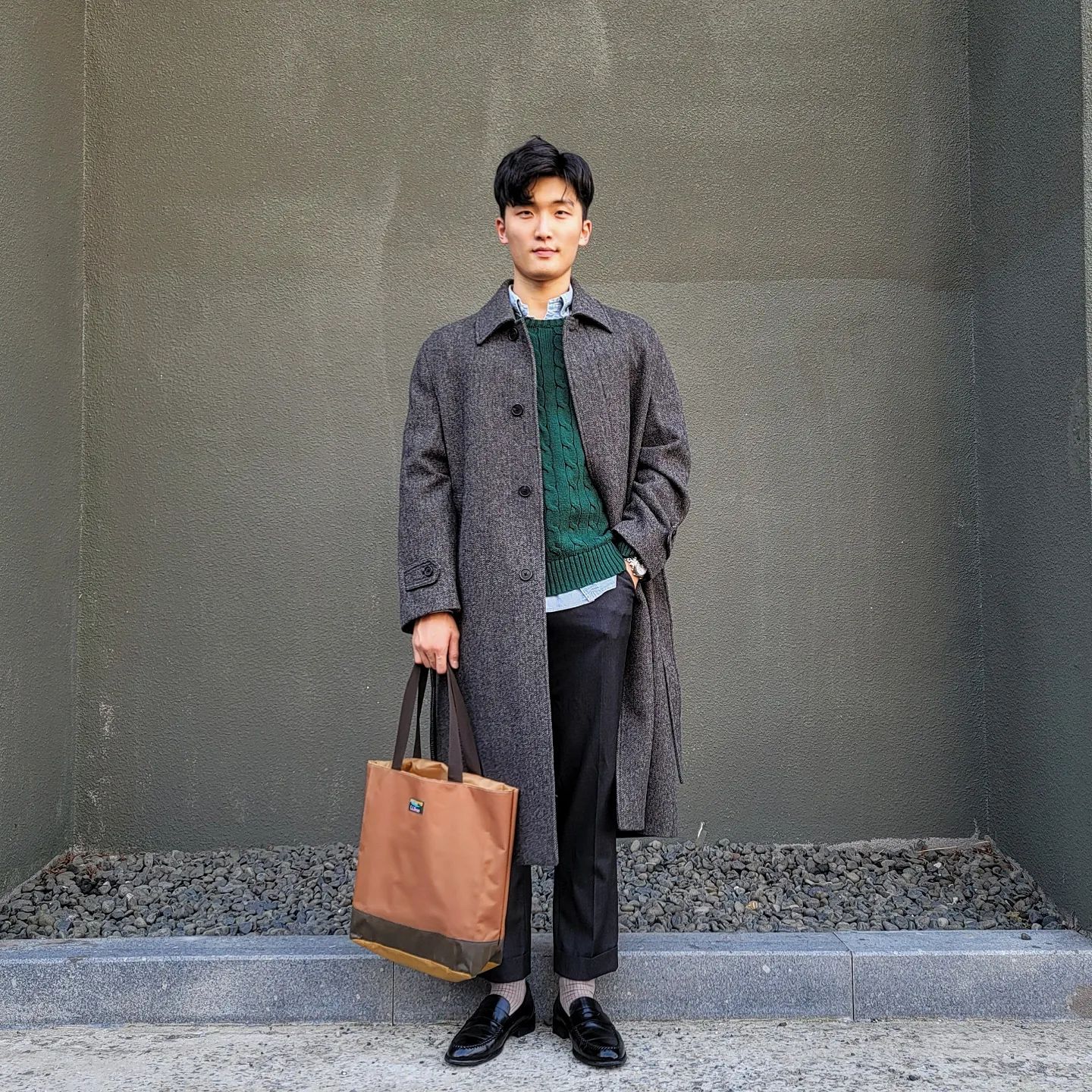 안녕하세요, 수능도 지나고 겨울 다가올일만 남았네요. 벌써 연말을 준비할 시기라니 시간은 역시 누구도 기다려주지 않습니다.

아침에는 쌀쌀한 요즘 케이블 니트 위에 울코트를 걸쳤습니다. 헤링본 패턴의 발마칸인데 낙낙하고 여유로운 실루엣과 역시 허리끈이 마음에 듭니다.
.
.
.
Outer: il_corso 
Top: poloralphlauren 
Bag: llbean 
Shoes: misope_official
