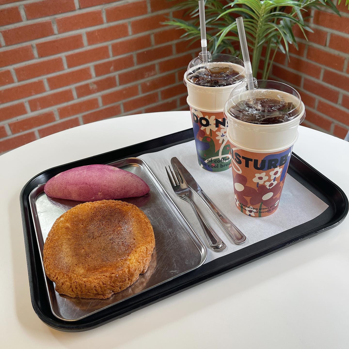 오오오오오랜만에 쨔니없는 주말 👍🏻

집에 할 일은 산더미이지만,
일단 저녁으로 미뤄두고
남펴니랑 데이트 💓

한 달 전에 산 커플운동화 꺼내보기 :-)

요기 이쁘고 빵 맛있따!
이쁘고 맛있는거보니 쨔니 생각나네

곧 같이와야지 💛

#카페 #구미카페 #너와숲