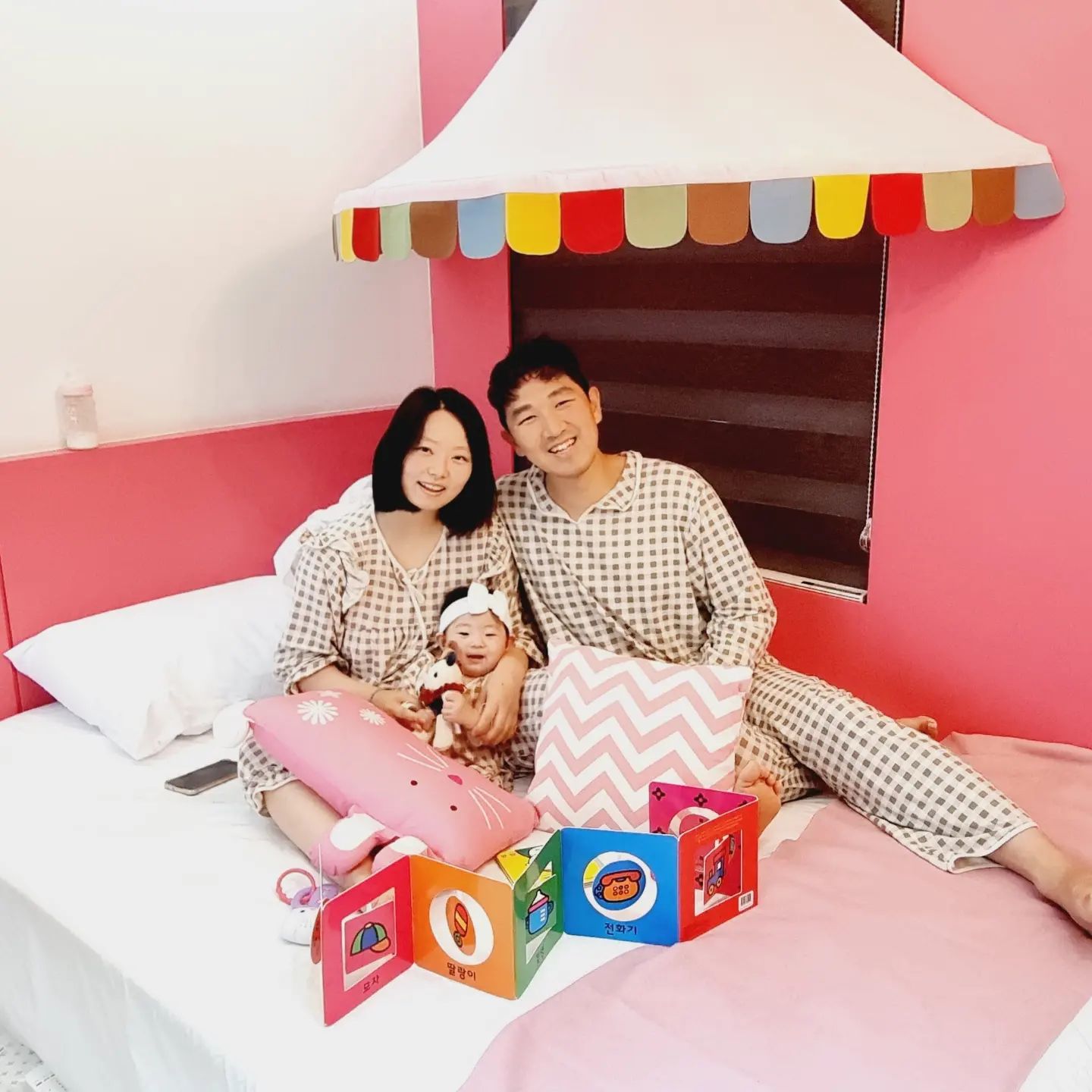 우리 가족 첫여행🏨
셋이 잠옷도 맞추고 즐거윘다💕
푹자서 셋 다 얼굴 부음 🥲

아빠가 아침맘마주고
에버랜드 최고최고🎡🎠

또가자 👨‍👩‍👧
#8개월아기랑여행
