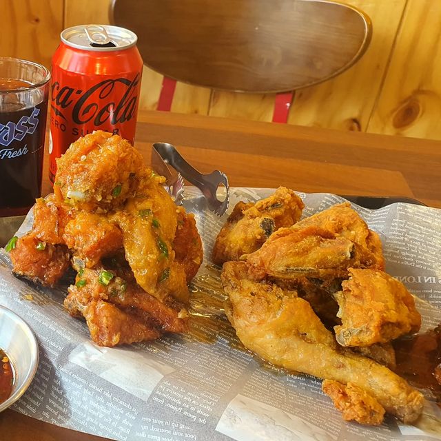 @rahoo_lady on Instagram: "지난번 남편과 다녀온 경기 시흥 은계지구에 위치한 감성 치킨집❤ #은계리아 #블로그협찬 산책하는 기분으로 가볍게 다녀온 은계지구는 신도시라 그런지 거리가 온통