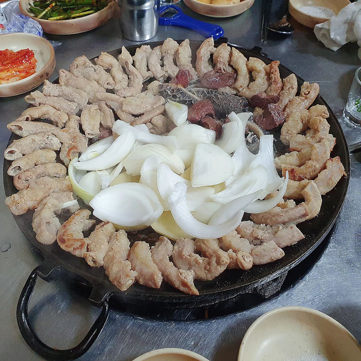 #발산역맛집 #발산역곱창 #발산곱창 #발산맛집
#발산역곱창맛집 #발산원당곱창

#원당곱창

발산역 곱창은 이제 요기!

#모듬곱창 21,000원 (곱창.염통.벌양)

메뉴판은 잘 보고 시켜야한다ㅠㅠ 모듬에 대창 막창이 없다니!!! 뭐 추가하면 되니까ㅋㅋㅋ

요집 호불호 갈리는거 보고 안갔었는데 곱이 꽉차서 곱창맛이 기가 막히다👏👏👏 살짝 질깃한 식감이 있지만 맛이 뛰어나서 그런건 신경도 안쓰고 흡입해 버렸다.

기본으로 생간 나오는것도 염통 양 다다다 맘에 들었다. 

#한우대창 19,000원

오동통하게 나오는 대창은 아니지만 충분히 기름기가 넘치고 식감도 톡톡 튀는게 너무 좋다.

죄책감 드는 맛이지만 대창은 언제나 사랑이다😍

#소막창 21,000원

단단쫄깃한 식감!! 쫄깃쫄깃한게 너무 맘에든다.
꼬소하니 맛있어서 충분히 추가해서 먹을 맛이다👍

이미 유명한 집이라 평일인데도 웨이팅이 있었고 근처거리 냄새부터 너무 환상적이었던 집이다ㅋㅋㅋ 냄새로 홍보하는 집ㅋㅋㄲㅋ 전체적으로 친절하고 정감가는 집이니 방문해보기 바란다👐👐

#선팔 #맞팔 #맛집 #맛집탕방 #좋반 #먹스타그램 #좋아요반사 #맛집소개 #찐맛집 #먹팔환영 #먹팔 #먹팔맞팔 #먹부림 #서울 #인천 #소통 #홈쿡 #술스타그램 #홈쿡스타그램 #쿡스타그램