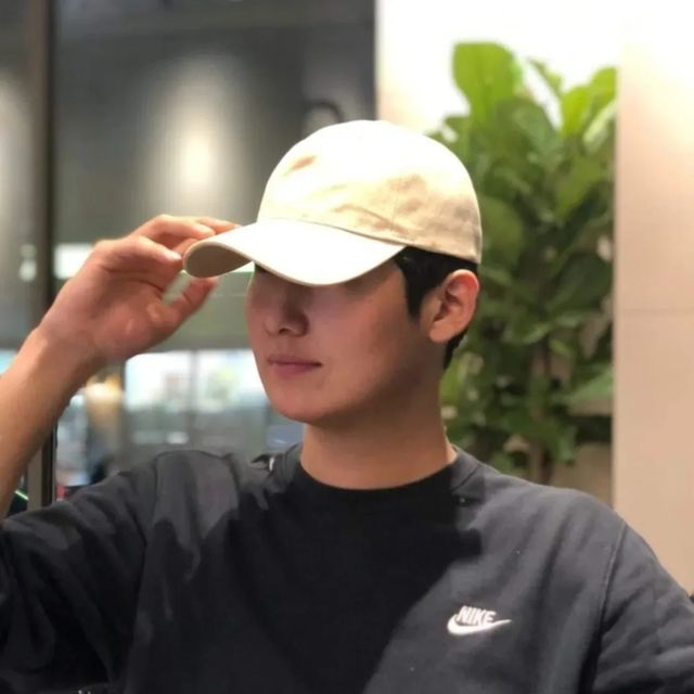 윤승 on Instagram: "#광고 까를로라는 "친환경" 모자 브랜드에서 협찬을 받아 진행한 포스트입니다 개인적으로 제가 착용했을때 무난한 디자인과 모자 핏이 옷의 전체적인 느낌을 살려주는 모