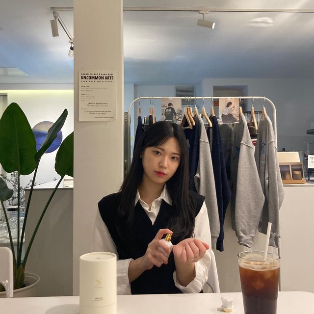이민영 on Instagram: "#협찬 요즘 내 데일리 향수 셀마르💕 천연 향료 비율이 높은 비건 향수로 호불호없이 평소에 뿌리기 좋은 향수예요:) ✅ 천연향료로 내추럴하고 은은한 향이 기분 좋은