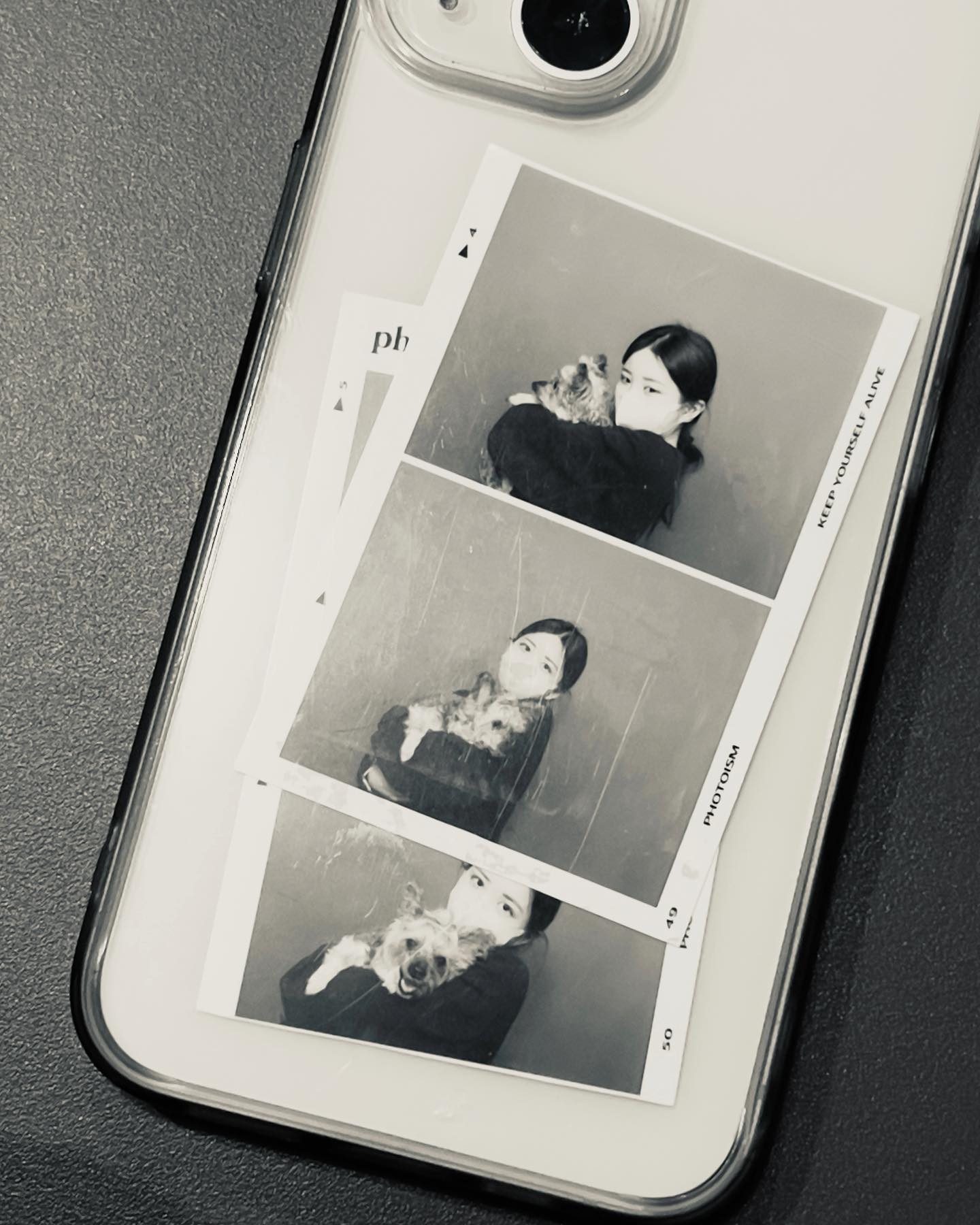 🙏🏻
너무 보고싶다
벌써 한달이 지났다

처음엔 내 곁에 없다는걸 인정을 못해서 가족들이 걱정할 정도였는데
지금은 많이 괜찮아졌지만 문득 갑자기 심장이 쿵 내려앉고 널 못보낸것같아

퇴원하던 날 기운없는 너한테 ‘집가서 꼭 보자’는 내 말 지키려던건지 나 도착하기 직전까지 버텨줘서 너무 고맙고 마지막은 꼭 내가 옆에서 지켜줄수 있길 바랬는데 함께한 15년간 간절히 기도한 내 소원이었는데 결국 그러지 못해서 너무 미안하고 속상하다
정말정말 매일같이 드는생각 ‘몇분만 빨리갈걸’ ..

아파서 꼬질이가 됐을때도 내 눈엔 제일 사랑스러워
너무너무 x1000000 표현이 안될정도로 너무 보고싶다
진심으로 내 목숨보다도 무엇보다도 소중했던 내코코
🐶