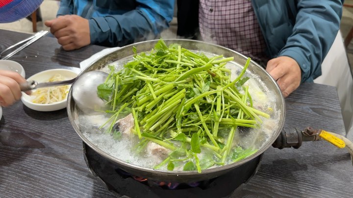 복어🐡요리 드셔보셨나요?

저는 쫄보라서 이번에 처음 먹어봤어요😆
비린냄새도 없고 비림맛도 전혀 안나고 아구찜처럼 살이 부드러우면서 탱글탱글하고 껍질은 쫄깃해서 맛있었어요😋
국물은 전날 술을 안마셨는데도 불구하고 해장하는 기분이 드는 속부터 시원해지는 맛이에요. 다음에는 해장하러 방문해야겠어요😘😘

거기에 밑반찬도 맛있고 복어살로 만든 튀김도 나왔는데 평소에 먹던 흰살생선튀김보다 더 부드러워서 맛있어요🍤🍤

#아라리#럽스타그램#여행스타그램#첫줄#첫줄반사#일상#소통#소통해요#선팔하면맞팔#맞팔하면선팔#선팔#맞팔#맞팔좋아요#선팔맞팔#좋아요반사#목포#목포맛집#목포현지인맛집#복#복어요리#복어맛집#복어튀김#복어지리