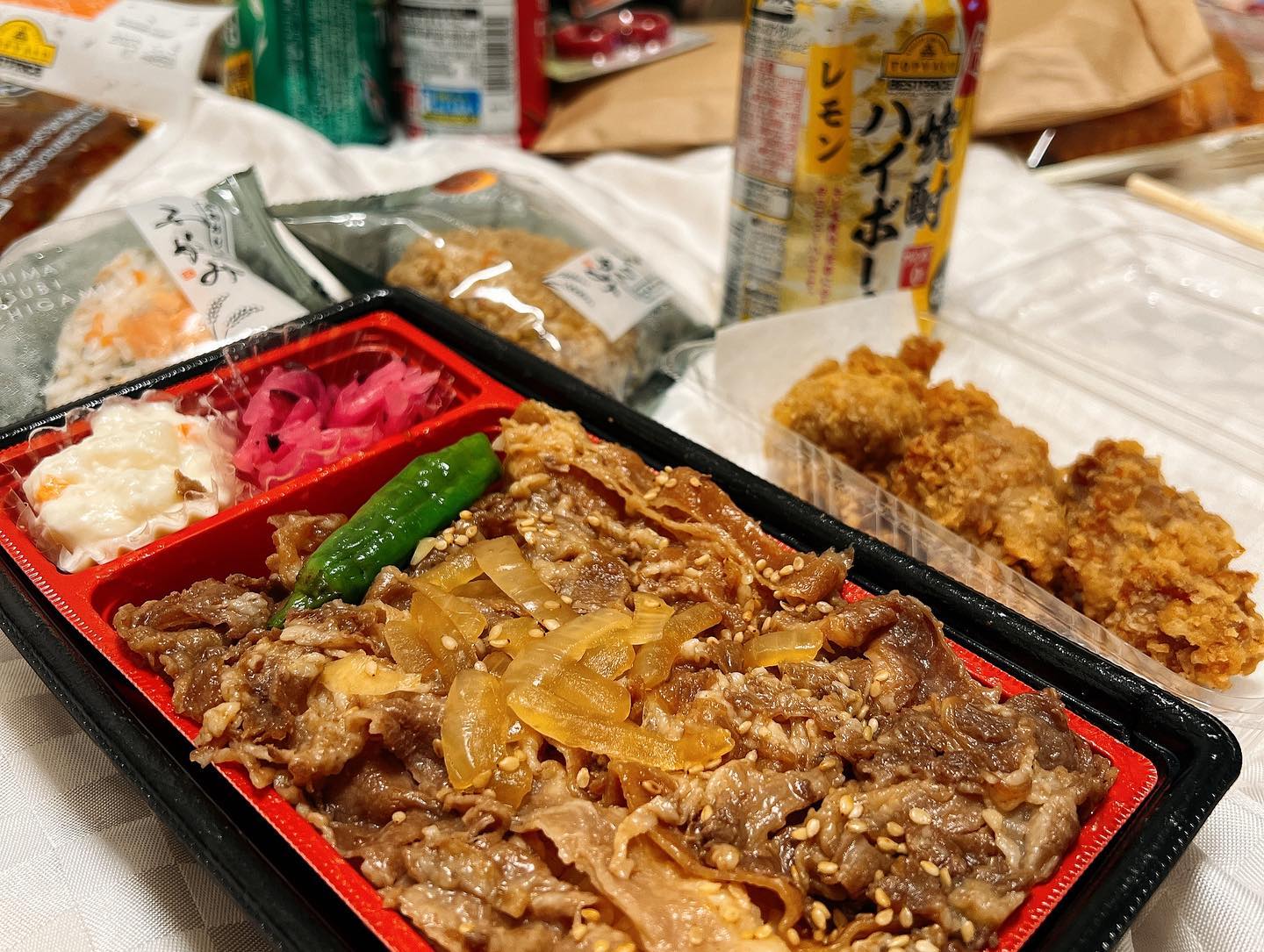 하카타역을 8시 정도에 통과하면 지역도시락을 50% 마감세일에 구매할 수 있어서 참 매력적이었다 

#혼자다니면많이못먹어서참아쉬워
#하카타
#후쿠오카
#여행
#혼자여행
#여행스타그램
#도시락
#trip
#japan