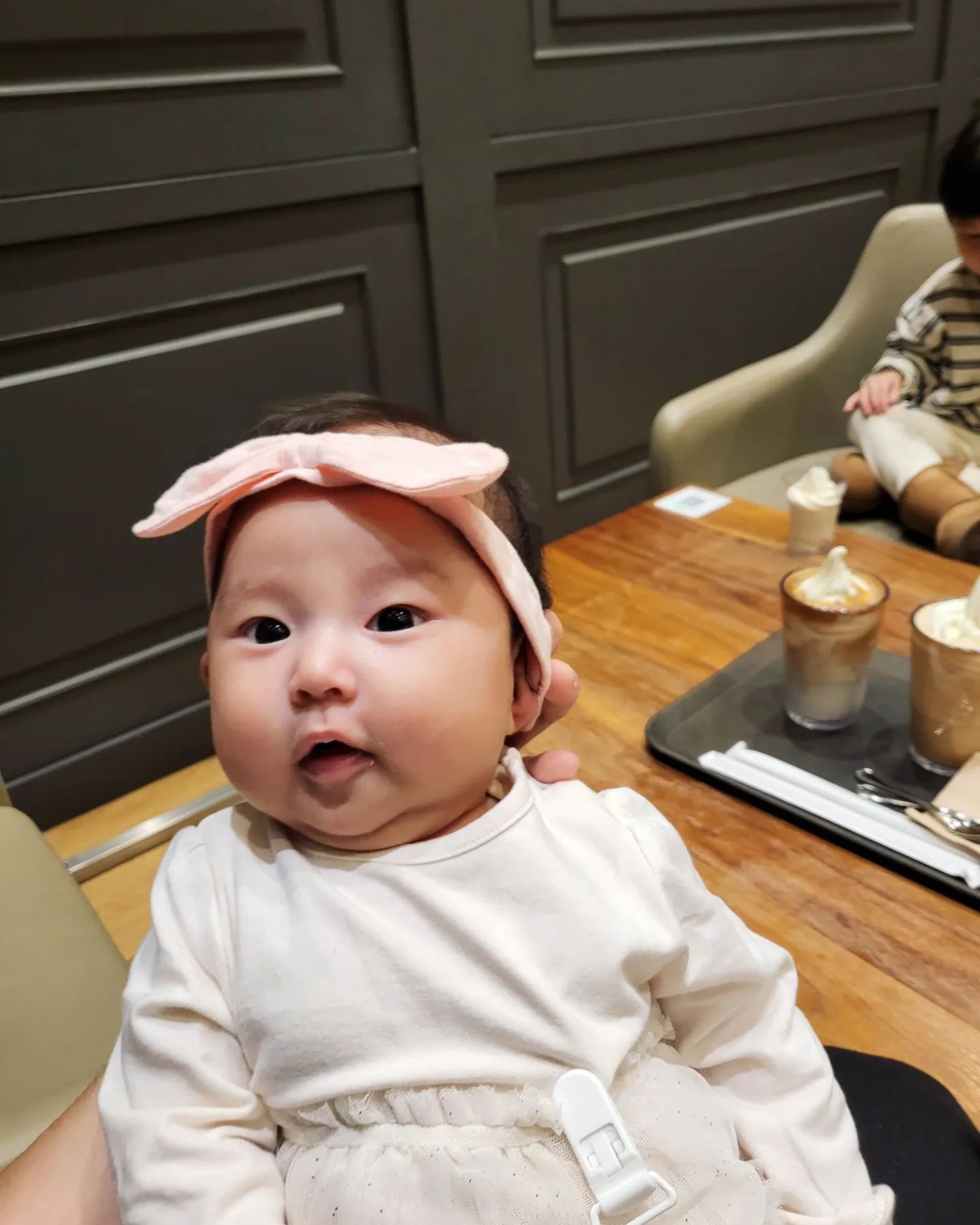 우리 이쁜 이나 사진은 이것뿐
많이 못찍어줘서 아빠가 미안행 ㅠ
#김현아 #김포현대아울렛 #김포현대프리미엄아울렛 #폴바셋에서  #생후75일 #행복한우리가족❤️ #인생75일차 #둘째 #너무이쁘다 #오픈런성공 #징검다리건너기 #광고꺼져 #부업안해요