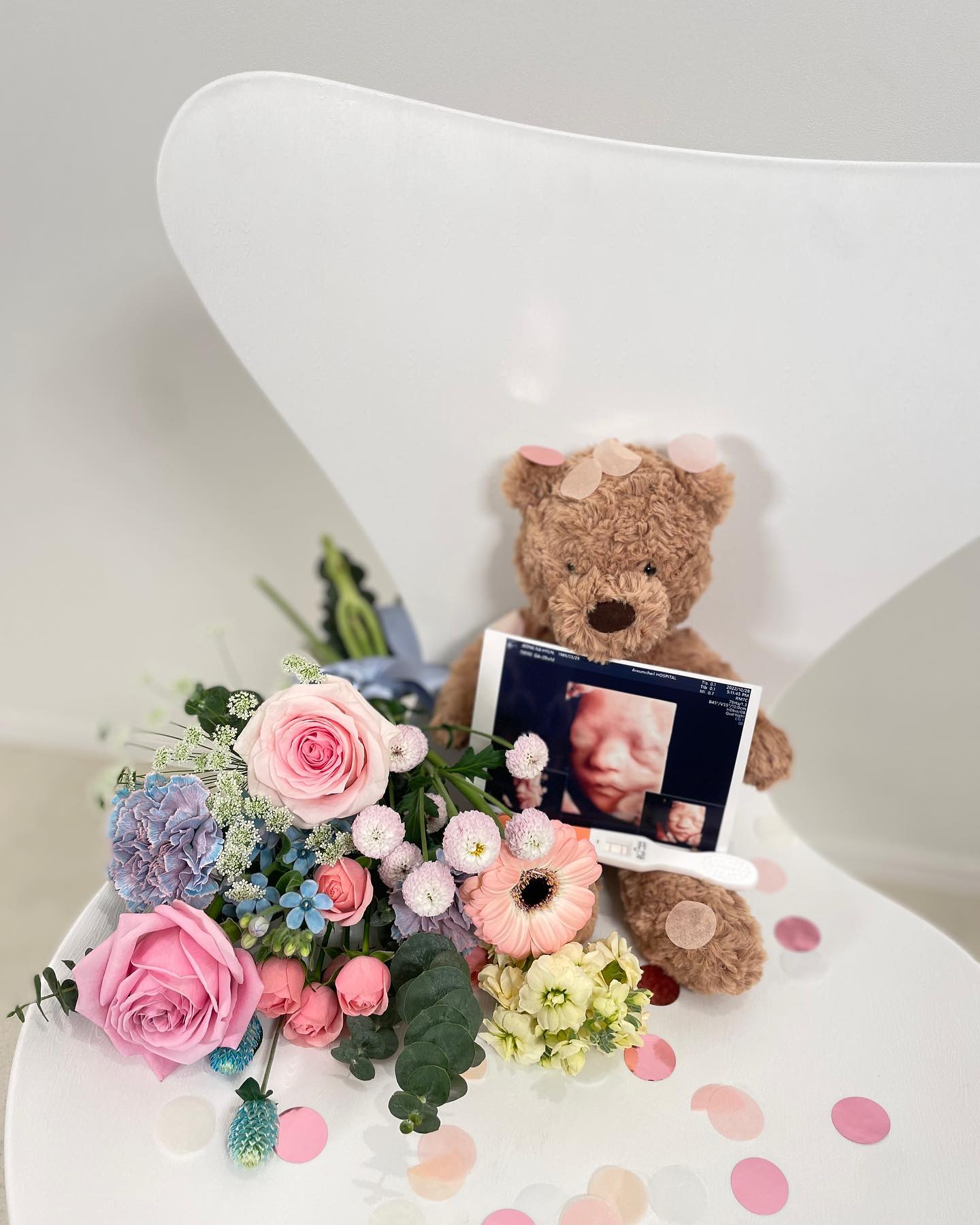 아빠가 오션이에게 처음으로 하는 꽃선물🌸

만삭사진 소품을 사두고
찍을까말까 고민하다 꽃 사온김에 찍어보기로-💕

열일하시는 오션이 아버지
*오션이에게 어울릴 거 같은 색을 직접 골라주심!!*

아직도 내 뱃속에 생명체가
머물고 있다는 사실이 그닥 실감나는 건 아니지만,
티격태격하면서 잘 지내보자꾸나

우리집은 보정도 아버지가..🥹