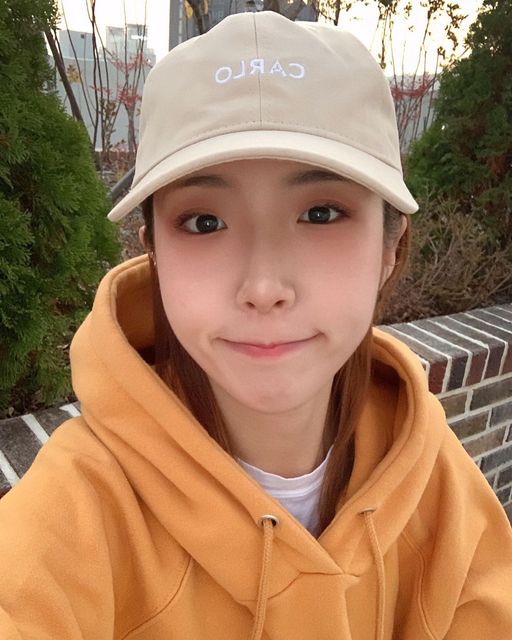 Blue on Instagram: "#광고 🌱 환경을 생각하는 패션 브랜드 #까를로 에서 친환경 볼캡을 보내주셨어요-! 🌱 친환경 볼캡이라 부를 수 있는 이유는 🌼 지속 가능한 친환경 섬유를 채택하여 재활