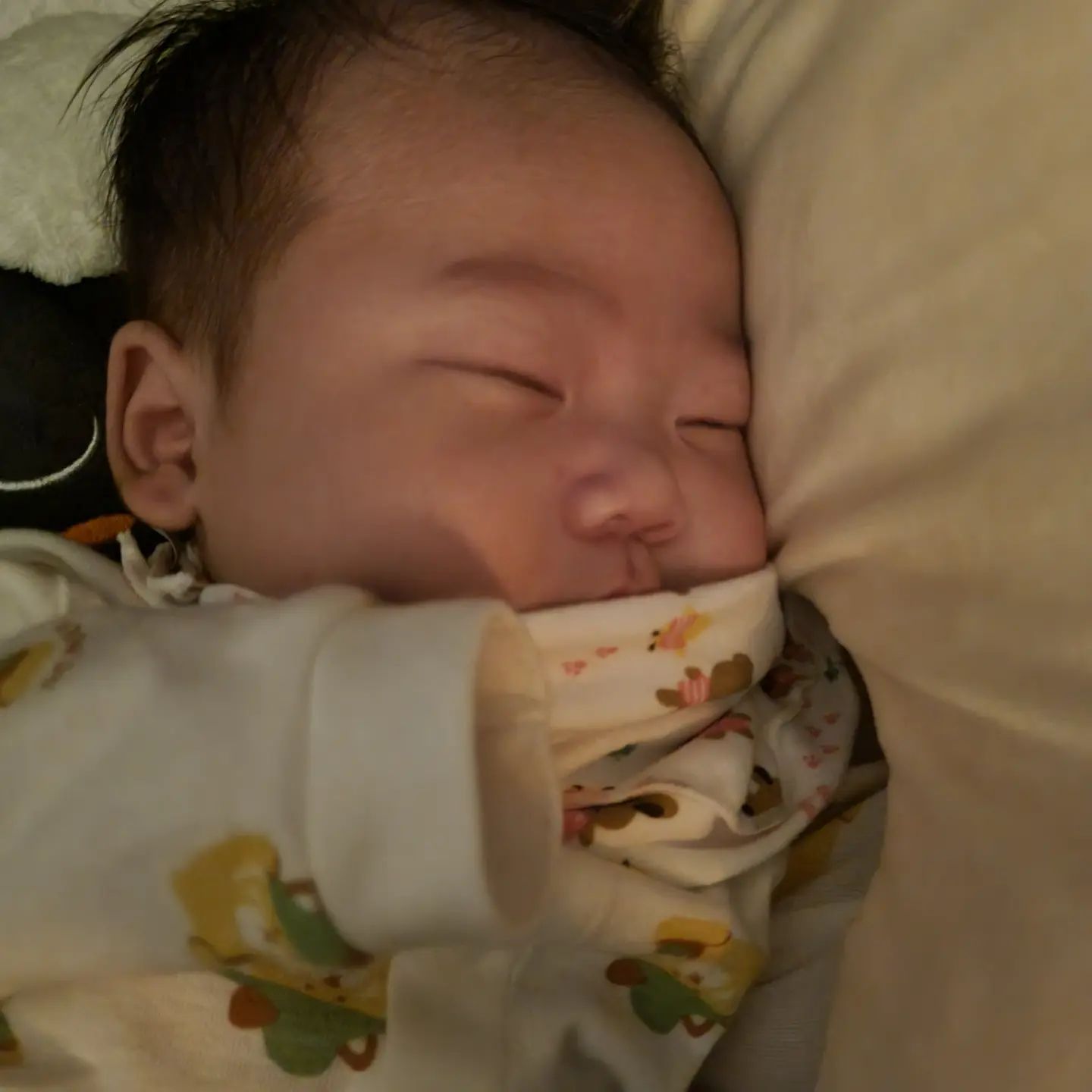 +87일

코가 막혀 입을 벌리고 자서 목이 더 안 낫는건가 싶어 
잘 때 스카프빕으로 입을 가려줬다.
그덕분인지 아님 이제 나을 때가 된건지 거의 반토막 났던 수유량도 제법 돌아오고 웃음도 되찾고 컨디션이 많이 돌아왔다😁
일단 오늘은 막수 잠투정 때 빼고는 안울었고! 짜증 내는 횟수도 확 줄었다👍 

아빠랑 만세놀이하면서 신난 강단❤️

엄마랑 둘이 있을 땐 온갖 짜증 울음 승질 다내더니.. 아빠 쉬는 주말에 컨디션 회복하는거 좀 반칙이야...🤣🤣🤣

2022.11.19.