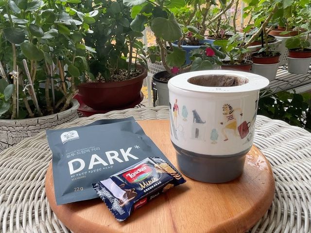 Peace on Instagram: "#협찬 스노우블라썸커피로 모닝커피완료☕️ ⠀ 🔖 기존 드립백보다 원두량이 2배 이상 담겨 에스프레소로 활용 가능한 DRIP+ESPRESSO 제품이에요! 페도라 필터에 담겨있어 야