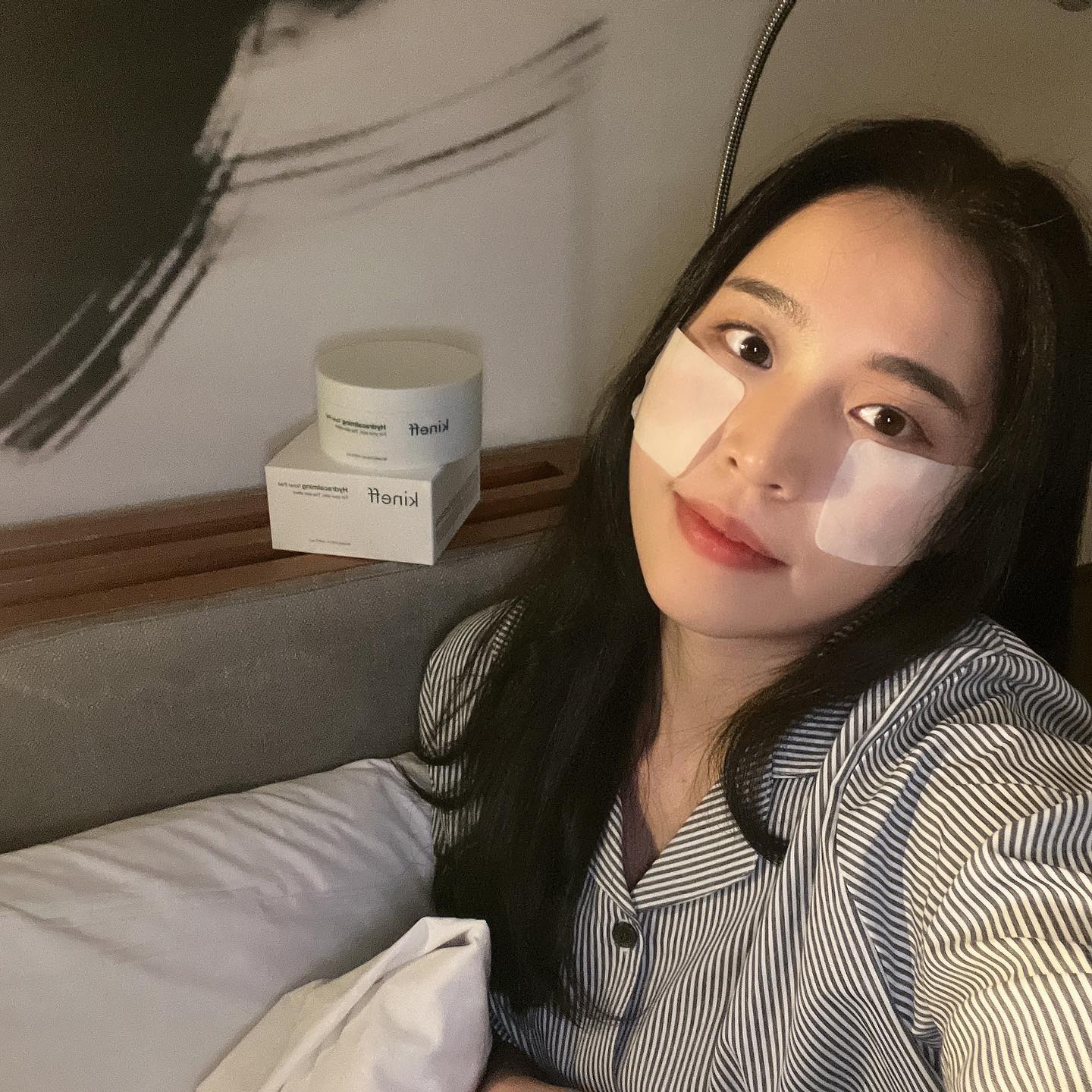 #제품협찬 셀카는 어려워..😖 간만에 얼굴 사진..!(두둥탁)

요즘 저의 스킨케어템 #키네프 #하이드라카밍토너패드 소개해드려요!
다시 직장생활 시작하다보니 스트레스 + 피로로 인해 트러블이 조금씩 올라오더라구요🥺 그래서 요즘 패드를 간단하게 팩처럼 양볼, 이마까지 팩처럼 잠시 올렸다가 앰플+크림을 발라주는 중이에요! 하고나면 열감도 내려가고 수분감도 꽉 채워져서 너무 좋더라구요ෆ
피부가 예민할 때는 사실 패드를 잘 안 쓰는 편인데 얘는 피부에 자극이 정말 1도 안 들어서 놀랬어요🫢(진짜 엄청 부드러워요) 그래서 매일 써도 걱정이 없어요 피부 예민하신데 닦토 또는 스킨팩 하고싶은신 분들께 진짜 강추합니다‼️