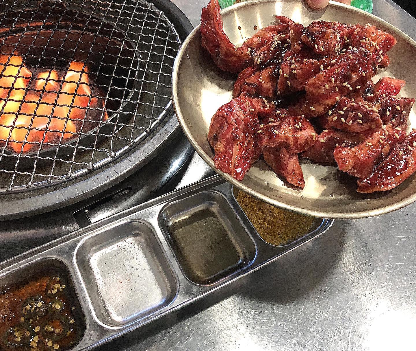 ㆍ
#협찬

마곡 쭌이네생고기

양념소갈비살 2인분 ,공기밥, 김치찌개 주문!
연탄불에 구워먹으니 세상 맛있어요ㅠㅠ 
양념된 소갈비살 입에서 사르르 녹구요 

공기밥 주문시 스팸 한 점 올려주는 쎈쓰있는 고기집
김치찌개는 칼칼~
야외테이블도 있던데 술이 술술 들어갈 고기집이에요!!
ㆍ
ㆍ
ㆍ
ㆍ
#마곡맛집#마곡나루맛집#마곡고기집#마곡삼겹살#마곡나루고기집#마곡나루역맛집#마곡나루삼겹살#마곡데이트#마곡식물원맛집#마곡소갈비살#마곡나루소고기#서울고기맛집#서울삼겹살#먹스타그램#푸드스타그램#먹방로드#마곡로컷맛집#맛집투어#맛집탐방#쭌이네생고기#맛스타그램#먹스타그램#고기스타그램#먹팔#맛팔#고기좋아
