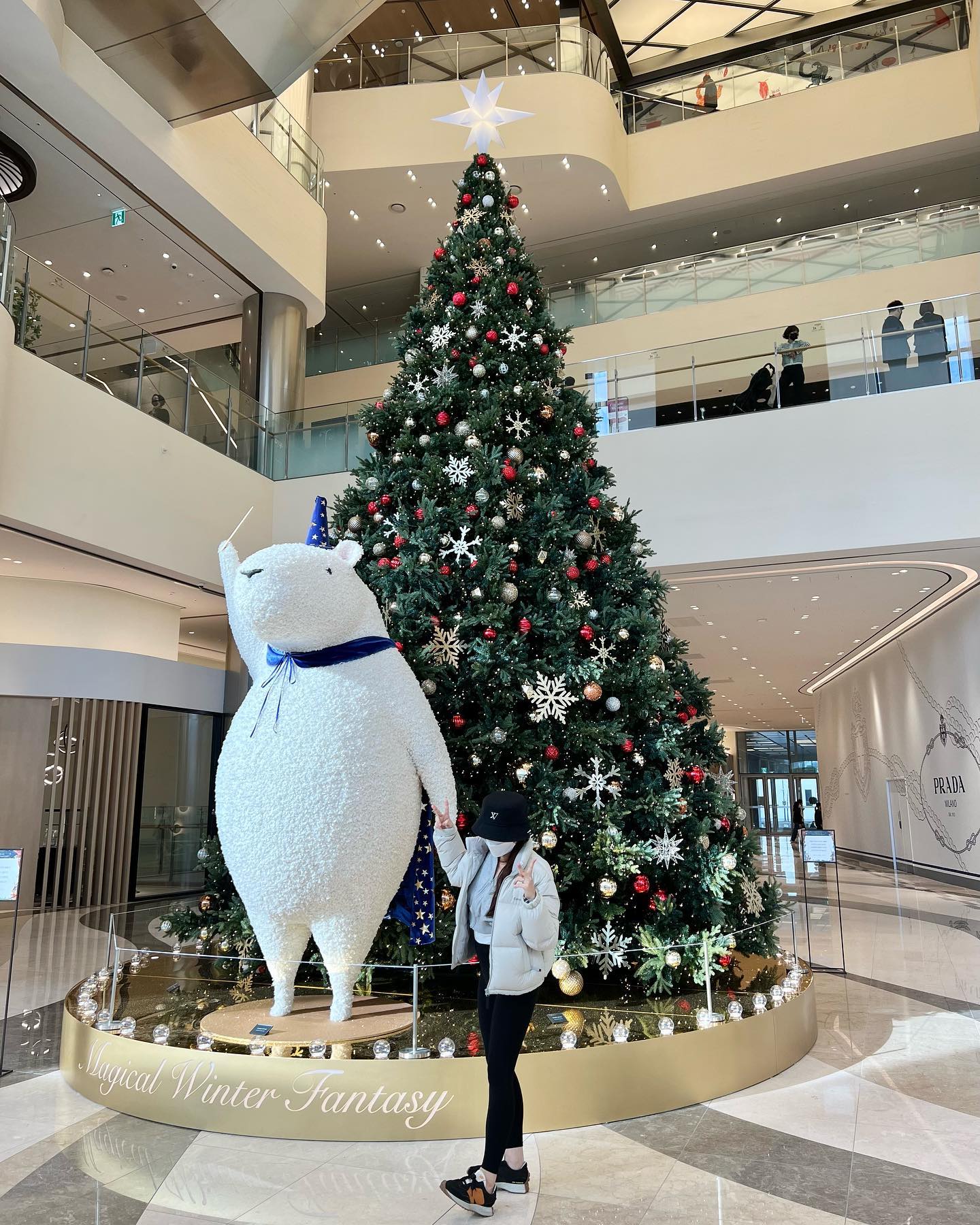 나도 크리스마스 사진 한 장..🎄♥️

트리 앞에 하얀 귀염둥이는 
대체 무슨 동물일까요?🤔 

곰돌이라고 불렀는데 아무리 봐도 곰은 아니네요😂

모자는 #제니스베네토