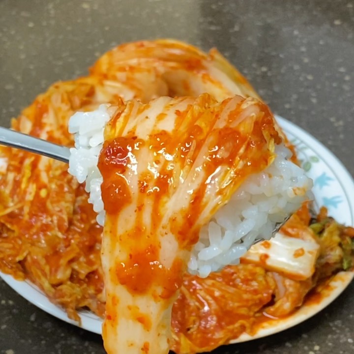 #연스타광고

김치를 사랑하는 나님
처음으로 협찬제품을 업로드해봅니다

그만큼 맛이가 기똥차요 ㅋㅋㅋ

우선 국내산재료로 육수까지내서 만든김치라 감칠맛은 말모👍🏻
거기다 배추부터 젓갈 고춧가루까지 모두 국내산에다가

또, 당일생산 당일출고라 김장김치맛을 느끼실수있어요😋
김장시즌 지나서 김장김치 얼추 익으셨지요? 
갓담은 김장김치가 먹고잎을때는 유학산김치
@yoohaksan_kimchi 여기서 시켜드세요 #존맛#핵맛

익혀먹어도맛있다는데 익기전에 순삭할예정

우선 흰쌀밥에 싸먹어봤는데
진짜맛있는 김치는 흰쌀밥만 있으면 끝낫,,
하지만 돼지런한 나는 저녁에 수육삶으려고해요

김장때 수육 질리게 먹어서 한동안은 안먹고려햇드니
김치맛보는순간 저녁은 수육각🤦🏼‍♀️

빨뤼 돼지고기에 싸서 쳐묵하고싶다아🐷

#유학산김치#배추김치#포기김치#경상도김치#김치#국내산김치#김치맛집#김장
#연스타협찬