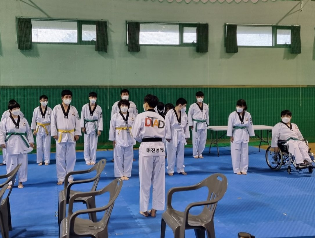 값진 경험✨
-
-
-
학부 때 참 많은 장애인 분들을 마주했고, 과에서 장애학생 도우미를 하면서 장애에 대해 많이 알고 있다고 생각했었다.
매주 화요일 1시간씩 장애인태권도를 지도하면서, 배우는 게 많았고 배울점도 많았다!
그리고 정말 어렵다! 유아들을 가르치는 것보다도 어려움을 느꼈다. 불편한 몸, 의사소통의 어려움 등!
그럼에도 부족한 나의 수업에 잘 따라주고 나의 장난에 웃어주고 목소리를 크게 내는 것들, 수업 때마다 감사함을 느낀다!!
-
부족한 나를 따라주고 의지해주어서 감사합니다!! 경기하느라 고생 많이 하셨어요☺️