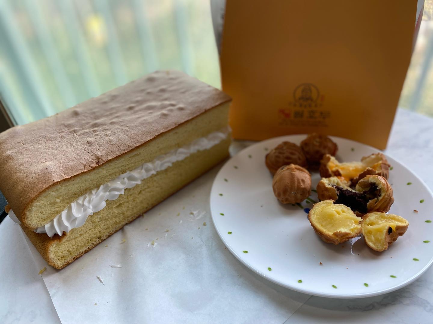 #협찬 #까치산역맛집 #하르당까치산역점

대왕카스테라와 다양한 호두과자가 맛있어서 계속 손이 가던 #간식

카스테라를 워낙 좋아하는데 부드러운 생크림이 들어있는 생크림카스테라는 정말 너무 맛있어서 배불러도 계속 먹게 되더라👍🏻

호두과자도 팥, 슈크림, 리얼치즈가 있어서 취향대로 먹으면 된다
개인적으로 슈크림이 제일 좋았음😆

✔️생크림 카스테라 10,000원

📍하르당
서울 강서구 강서로 64 1층
📞010-5521-8619
⏱️매일 10:00~22:00

#하르당#화곡동맛집#까치산역호두과자#까치산역카스테라#화곡동카스테라#까치산역대왕카스테라#화곡동대왕카스테라#까치산역베이커리#화곡동베이커리#까치산역빵집#화곡동빵집#까치산역디저트#화곡동디저트