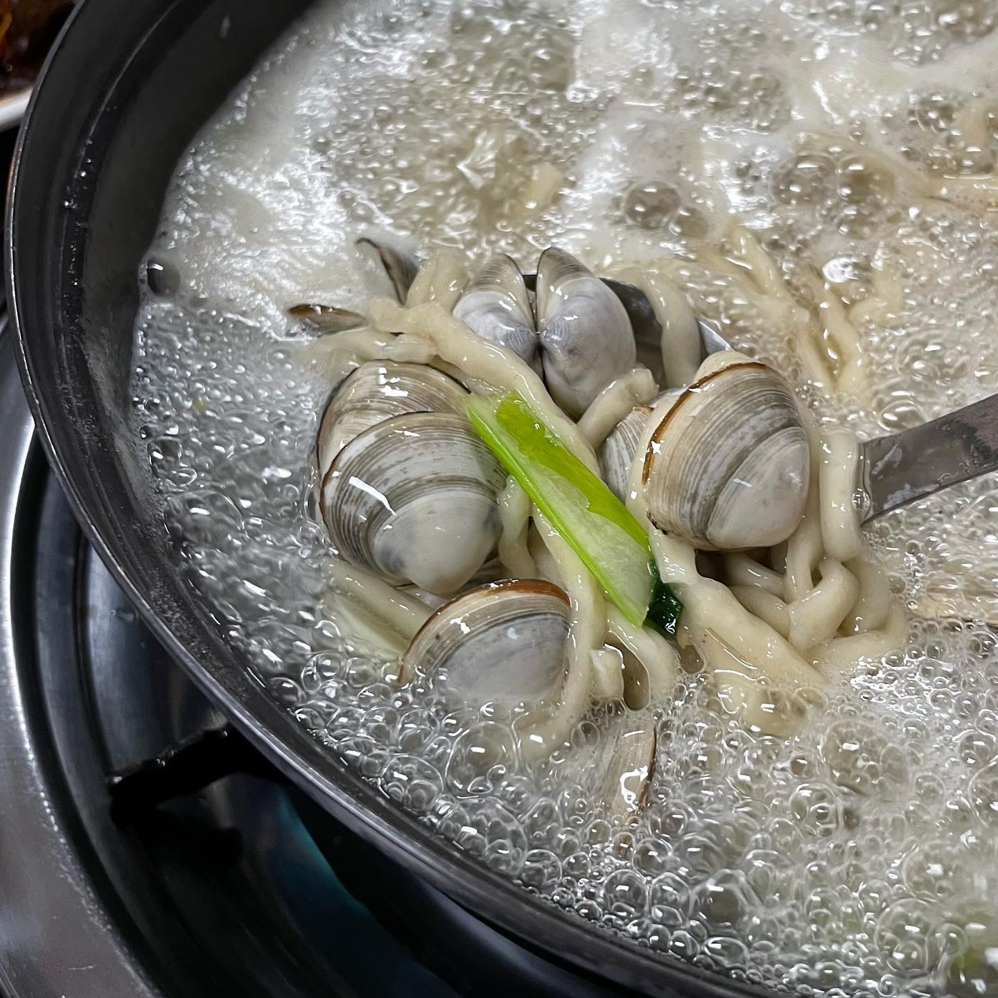 오늘 저녁은 공주맛집!!!!!
동동주가 미쳐따ㅠㅠㅠㅠㅠ🫶🏻
#공주맛집
#공주칼국수맛집
#쌍신칼국수
(옵바가 집에가서 치킨도 사준다했지렁🫶🏻)
