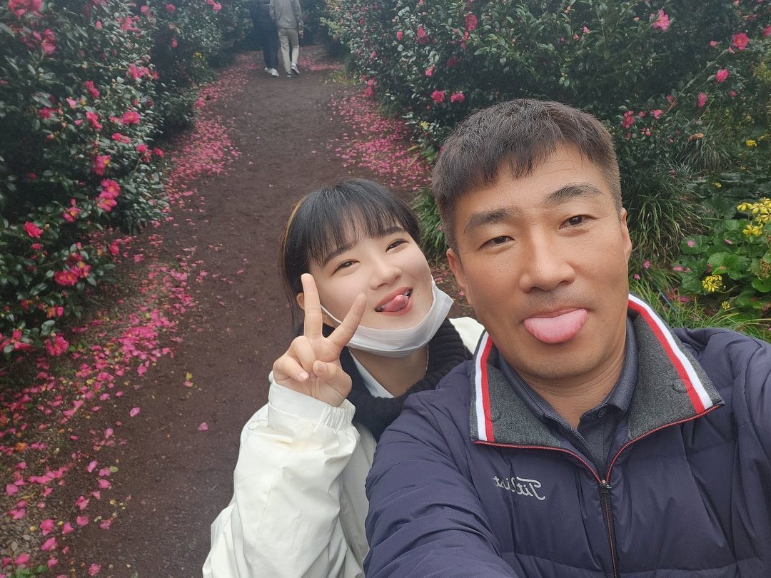 제주도2일차💜

아빠랑 판박이당🥰
너무 특별하고 행복했던 2일차!
앞으로도 가족여행 많이 갔으면❤️‍🔥
할아버지 할머니 건강히 오래오래 사셔요❤️

#11명 
#행복하다그램 
#아빠엄마사랑해요❤️ 
#오빠도사랑해 ٩(♡▽♡ )۶ 
#제주도 #가족여행 #여행 
#중문해수욕장 
#천지연폭포 
#휴애리자연생활공원 
#풍년식당 
#말 #염소 #토끼 #돼지 #당근주기 
#이쁘다 #우리가족사랑해💕