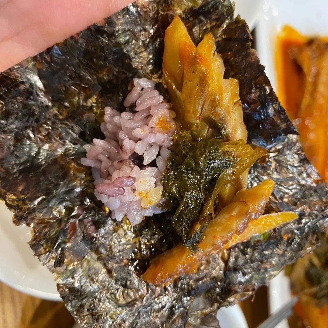매콤하니 맛있어 보이지 않나요?
영양가득 시래기코다리조림이에요
겨울에는 시래기가 더욱더 
맛있다는 사실 알고 계신가요?
.
.
셀프코너도 준비도어있고 코다리조림
도 너무맵지않아 매운거잘드시지
못하시는분들도 드실수있어요
넓은홀과 룸 그리고 아기의자까지
완비되어있어 가족 식사하기 좋은곳이에요
.
.
.
그리고 젤중요한 술안주로도 굳이에요
이렇게 김에싸먹어도 좋고 술안주로도
굳 이번겨울 꼭 코다리조림 드셔보세요

#평택맛집 #조리고 #조리고본점 #평택시청맛집 #코다리조림 #코다리맛집
#죽백동맛집 #코다리맛집 #평택코다리
