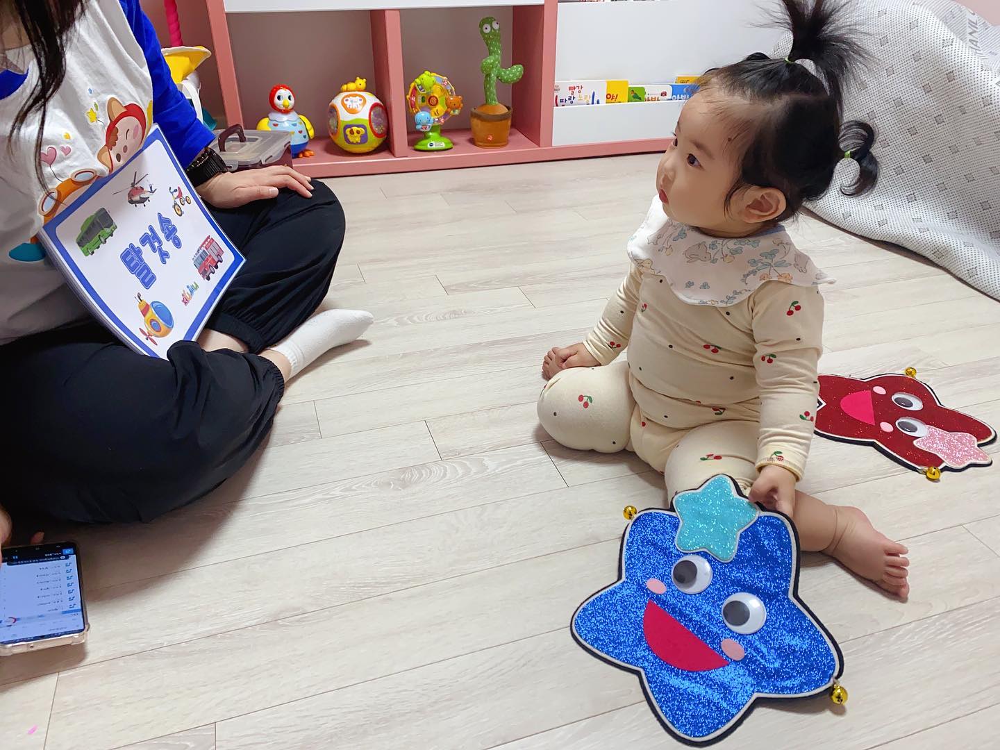 ❤️2022.12.01 생후342일차 하윤공주❤️

엄마 복직 첫날
하윤이 퍼니써니 방문수업 첫날
사실 몇일전부터 복직을 대비해 아침에 출근할때처럼 일어나 하윤이 어린이집 갈 준비 해놓고 씻고 준비하는 연습을 했었는데 하윤이가 매일같이 엄마아빠보다 일찍일어나서 갑자기 바뀐 여러가지 환경들 때문에 아이가 조금 예민해져있다는 생각을 했는데, 복직하루전날 처음으로 아빠가 혼자 준비해서 데려다준날 어린이집에서 밥도 안먹고 잠도 안잤다는말에 걱정이 더더 심해졌었다. 다행히 오늘은 밥도 잘먹고 잘놀고 잠도 잤다고 하니 조금은 안심했는데 오늘 퍼니써니 홈문센 첫수업인데 선생님보고 잘웃고 잘안기고 너무 좋아해서 뿌듯했다 하길 잘했다 싶었고, 히히호호 신청하고 대기를 6개월이나 했는데 아직도 대기라 다른거라도 해보자하고 알아봤는데 우선 아이가 좋아하니 대만족 더 해봐야겠지만 하윤이는 오감놀이를 좋아하고 집중을 잘해서 다행이야🥹 퇴근하고 집에 뛰어들어오니까 세상 밝은 웃음으로 반겨주던 너 엄마도 일하는 내내 하윤이가 눈에 아른거렸어 우리애기 하루만 지나면 주말이니까 주말에는 엄마랑 꼭 붙어서 하루종일 재미있게 놀아주께 오늘 하루도 잘놀고 잘지내줘서 고마워 요즘 밥을 잘안먹고 새벽에 일어나지만 하윤이도 엄마아빠도 조금씩 적응해나가면 괜찮아질거라고 믿어 밥을 덜먹어도 일찍일어나도 다 좋으니까 아프지만 말고 건강하게 잘 자라줘 하윤아  엄마아빠가 많이많이 사랑해 우리딸🫶