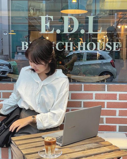 소연 on Instagram: "#광고 평소에 노트북 가방 하나 없이 여기저기 아무렇게나 넣고 다닌 과거의 나 반성해 ..🥹 노트북 가방은 무거워서 싫어 했는데, 이렇게 가볍고.. 그냥 데일리 백으로 들