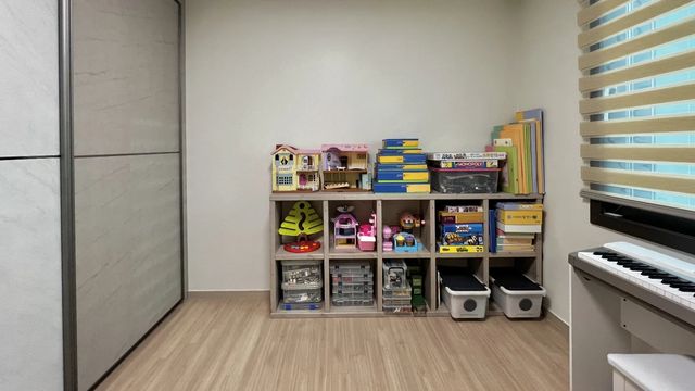 아린맘, 지원 on Instagram: "#광고 정리의신을 통해 정리한 놀이방이에요~😊 전후가 정말 확실하게 차이나요! 집 정리만 무려 2,000건 이상 진행한 대표님이 직접 컨설팅해주시며 정리의 퀄리티