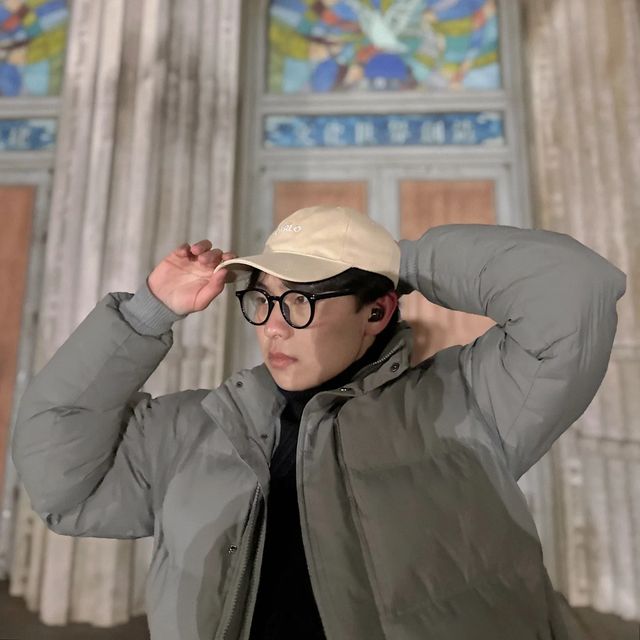 조범규 on Instagram: "#광고 처음 CARLO 볼캡을 보고, 색깔에 그만 혹해버렸습니다.석유기반염료가 아니라 해조류천연염료로 제조되어서 그런지 색이 쨍하지도 않았고, 질감 자체도 뻣뻣하지도