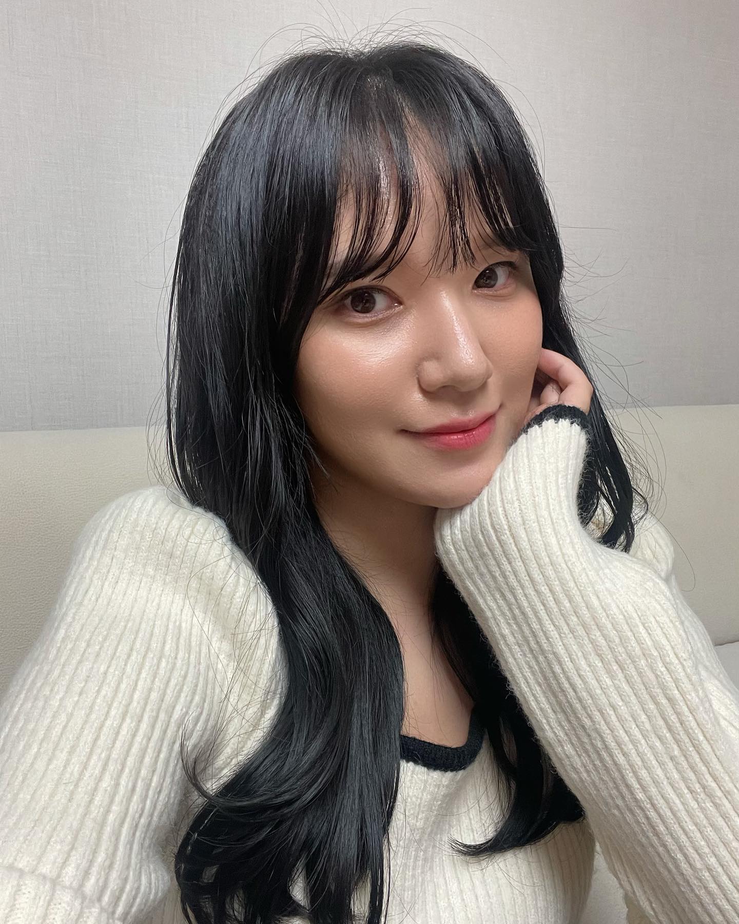 #협찬 

원래 머리하는날은 셀카 백만장 찍는날 아닌가여🖤
마노드제이미 마린시티점에서 퍼스널컬러진단 및 염색 + 컷 하고 왔어요 :)
저는 여름 쿨톤으로 나왔고 겨울맞이 톤다운 하고왔슴당.
다음에는 여쿨에 찰떡이라 해주신 애쉬그레이 염색하러 다시 방문하려구요 히힣
(염색뿐아니라 커트도 정말 세심하게 원하는대로 정성스럽게 해주셔요🥹)

헤어시술 전 얼굴형, 두상, 모질등을 꼼꼼하게 파악 후 고객에게 어울리는 맞춤 디자인으로 해주시는 마노드제이미!
추천드려용✨💛

#협찬 #마노드제이미 #마노드제이미마린점 #마노드제이미w용호점 #퍼스널헤어살롱 #부산퍼스널헤어 #해운대미용실 #부산미용실 #경성대미용실 #용호동미용실