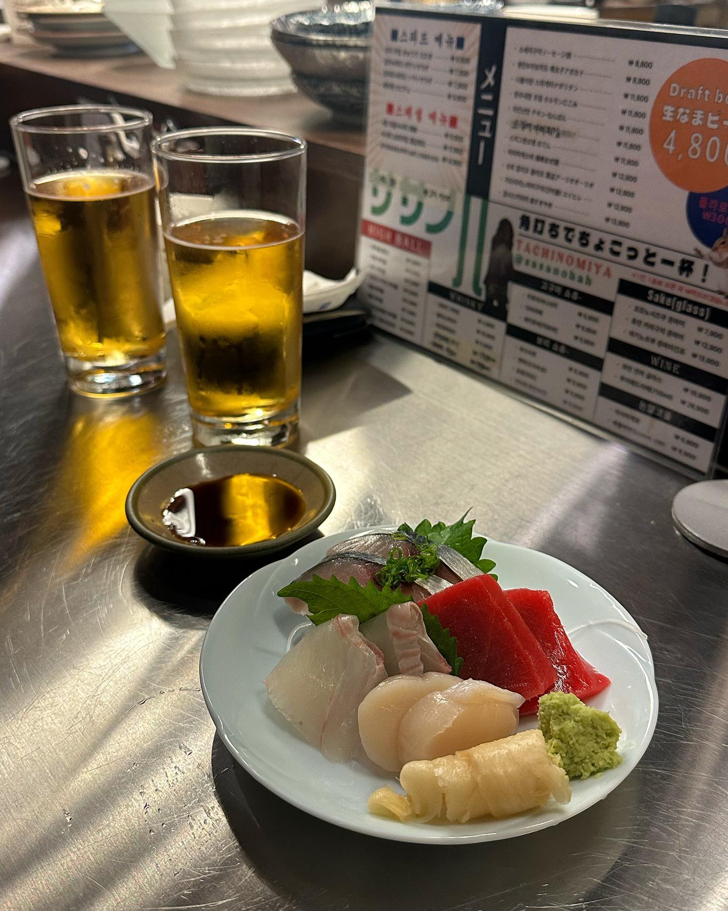 서서 즐기는 힙한 분위기의 이자카야 맛집 #사사노하

일본 타치노미(서서즐기는 음주문화)를 즐겨보러 맛집이라고 소문난 스탠딩 바 사사노하에 갔다왔어요! 웨이팅이 있었지만 서서즐겨서 그런지 그렇게 오래걸리진 않았어요 분위기에 취하고 맛난 안주와 술에 취하는 너무 만족스러웠던 이자카야에요! 오픈키친이라 셰프님이 준비해주시는 음식도 볼 수 있어서 좋은것 같아요 힙한 음악과 함께 색다른 문화를 즐기며 먹으니 여행에 온것 같은 느낌도 들어 기분이 좋았어요!! 다양한 주류를 조금씩 곁들여 맛난 안주와 먹으니 술도 술술 돈도 술술~

#4종모둠사시미 는 2p씩 광어, 참치, 관자, 고등어 총 4종의 사시미로 구성되어있어요! 각 사시미들 모두 식감이 좋았고 얇지않고 입안 가득차게 나왔어요 광어와 가리비는 단맛이 좋았고 참치와 고등어도 비린맛하나 없이 신선해서 맛있게 먹었어요

#한우내장조림 는 우삼겹, 한우 내장류, 두부, 파가 간장 베이스에 간이 알맞게 졸여진 조림이에요 고기와 내장이 야들야들 부드럽고 꼬소해서 감칠맛이 술을 불러요! 안에서 깜짝등장한 두부도 간이 잘 베여있어 정말 맛있었어요 잡내는 물론 하나도 안났고 밥비벼 먹고싶을정도로 맛있는 조림이였어요! 안주로 최고죠? 

안주와 술을 조금씩 다양하게 이 가격에 즐길 수 있다는 점이 참 매력적인것 같아요! 저렴한 가격이라고 해서 양이 적은것은 절대로 아니에요 가성비 찐맛집 사사노하랄까 그리고 시킨 안주 모두 값들이 부담스럽지도 않고 정말 맛있어서 네기토로&호소마키도 먹을까하다가 다음을 기약하며 다음 안주와 술을 정해놓고 나왔어요 술집 뭐 먹으러가는거잖아요? 하하 

4종 모둠사시미 0.99 한우내장 조림 1.18 생맥주 0.48 산토리 가쿠빈 하이볼 0.68

📍 서울 송파구 백제고분로42길 4-13 101호 / 송파동 85-12
sasanohah