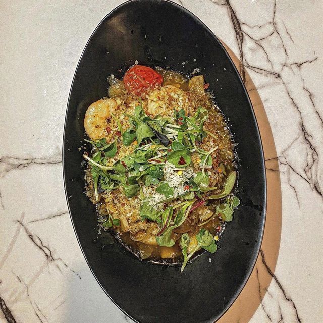 맛집 다니는 수아 💗🍴 on Instagram: "이렇게 맛있는 다이닝 카페는 처음입니다. ‘카페몰로’ - 갈릭 크럼블 감바스는 진짜 어디서도 못 느껴본 맛입니다. 크럼블이 올라가서 식감이 풍부해