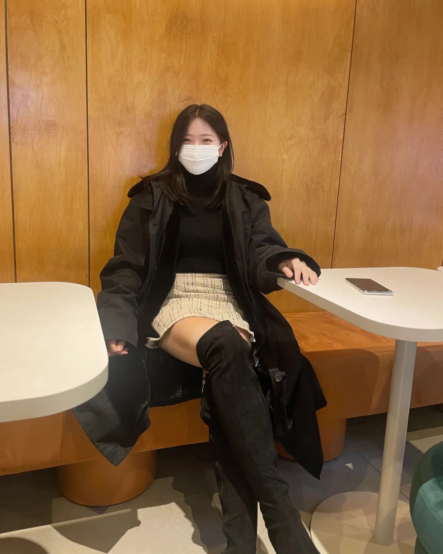 곧 있으면 크리스마스랑 연말이라니 ㅎㅎㅎㅎ

내년도 다가오고 한 살 더 는다는 게 실감 안 나네요 
다들 새해 계획 세우셨나요? 
한 해 잘 마무리하고 계신지 궁금해요🤍

저는 예전에 입었던 옷에 겉옷이랑 부츠만 더 해서 똑같이 입어봤어요 
몬가 이번 년 다 가는 거 기념하는 소소한 이벤트입니당 :)