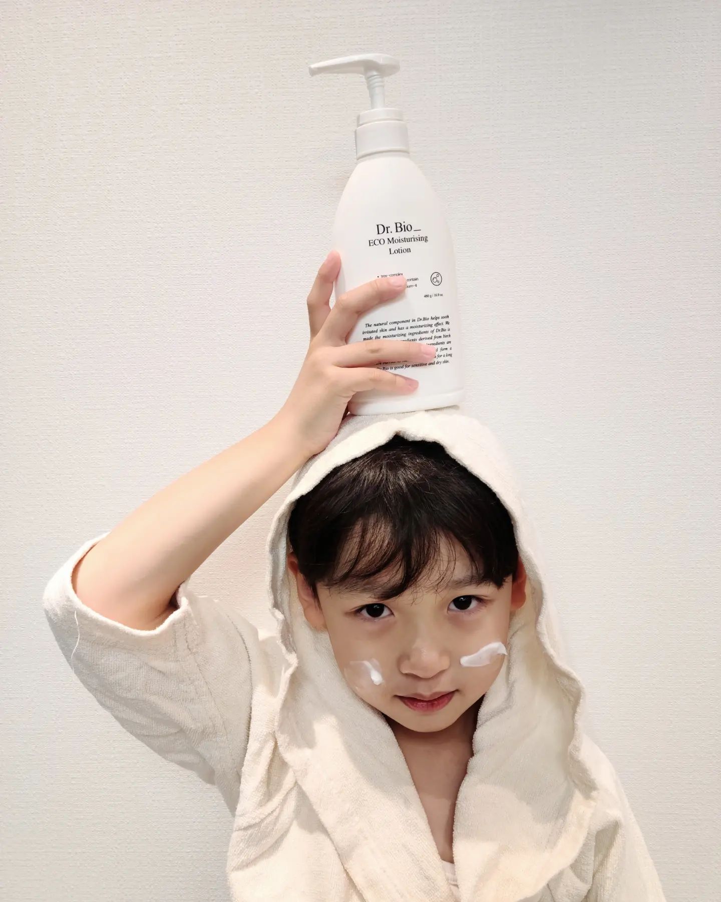 #제품제공 

닥터바이오 에코 로션🧴

건조하고 민감한
신생아👶부터  임산부🤰
모두가 사용가능한 
순한 가족로션🤍

얼굴부터 바디까지
자기전에 듬뿍-!

한 겨울에도
뽀송뽀송 촉촉한 워니씨😘

🌿닥터바이오 dr.bio_official

✅브랜드 K인증서 취득
✅ EWG그린등급 
✅ 피부 저자극 테스트완료
✅ 미생물 블검출 검사 완료
✅ 민감한 피부를 위해 선택한 녹차수
✅특허받은 프로바이오틱스 함유로 깊은 보습효과

#닥터바이오 #브랜드케이 #인증서취득 #바디로션 #민감성로션 #온가족로션 #아토피로션추천 #임산부로션 #바디로션추천 #베이비로션추천 #유아로션추천 #아기로션추천 #신생아로션 #유아로션 #아기로션 #키즈로션 #어린이로션 #베이비로션