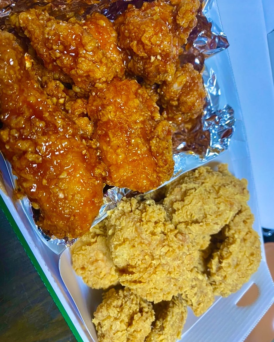 BBQ-황금올리브 반반

월드컵 보며 먹으니 역시 맛있다 황금올리브는 진짜.. 최고 후라이드는 약간 느끼한 감있었지만 맛있다 진짜 근본 적인 치킨 느낌 

우리나라 월드컵 화이팅!!🇰🇷

#비비뷰#BBQ#bbq#BBQ치킨#치킨#황금올리브#황금올리브반반#bbq치킨#월드컵#월드컵치킨#먹스타#먹스타그램#먹#먹부림#치킨스타그램