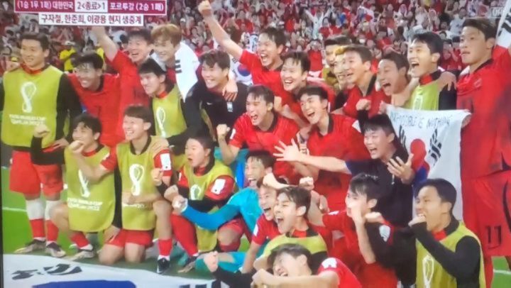 🇰🇷대~~한~민국!!👏👏👏👏👏H조2위로 16강 진출🥳🎉🎉
정말 감동쓰 대단!! 내사람 이랑 같이 응원해야지
손흥민 선수 웃는모습  굿굿!
12/7 화요일 am4시에 눈뜨고있어야겠다😃

#카타르월드컵 #손흥민 #황희찬골⚽️ #김영권골⚽️ #이강인
