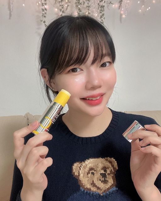 민트 on Instagram: "#협찬 민트의 오랜 애정템♥️ 미샤 비타씨앰플이 밤스틱으로 나왔어요🍋 그동안 미샤 비타씨앰플은 잡티가 생겼다 싶으면 무조건 사용중이였거든요! 그래서 집에