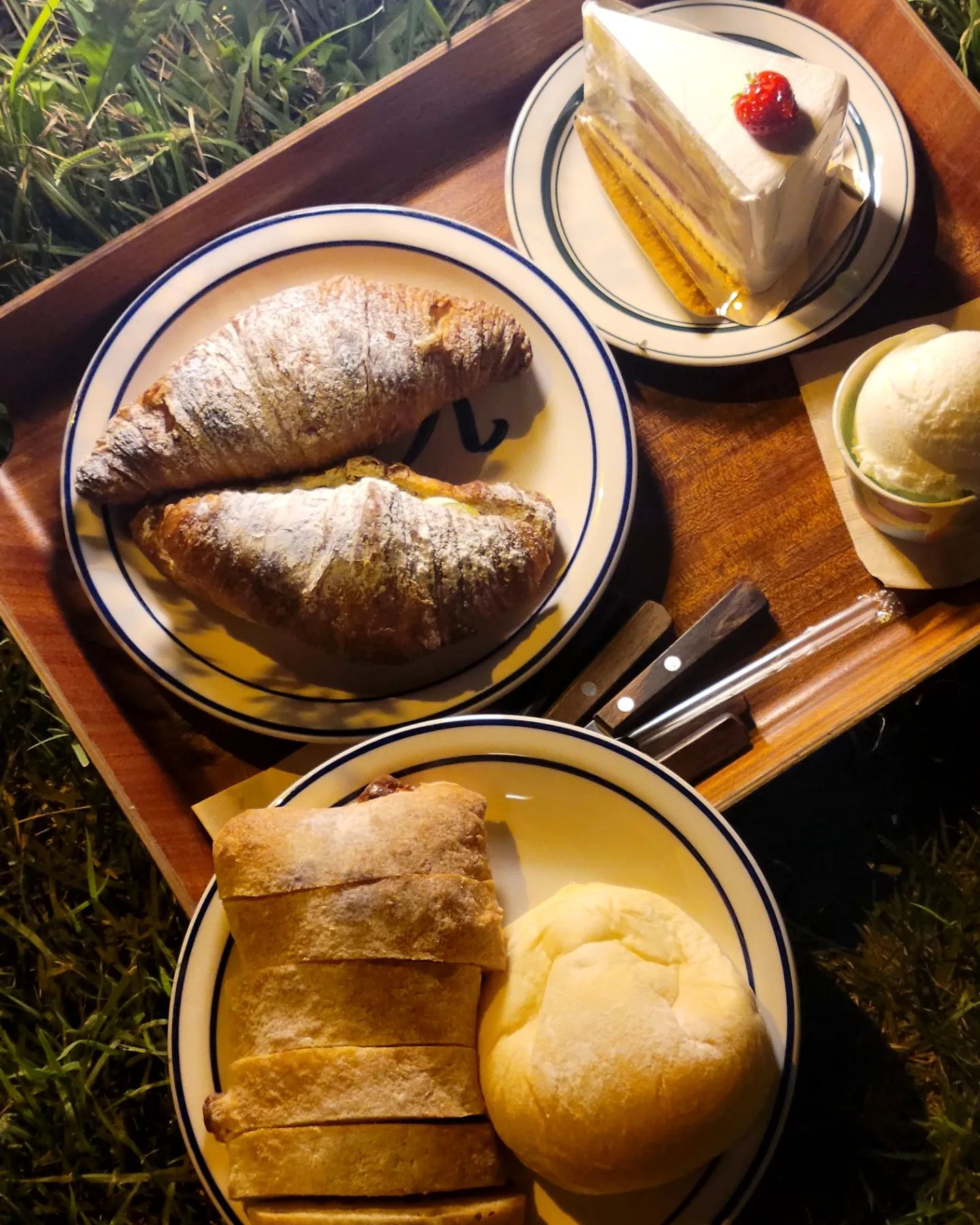이번에는🥖 베이커리 카페 🥐
여러 가지 종류에 빵,케잌 과 아이스크림 이 있는 풀 콘 리버 가든 팔당점‼️저녁 시간이었는데도 빵이 많았으면 빵순이 맛도리는 먹고 싶은 게 많아 결정하기 힘들었다 건너편 반짝이는 하남 스타필드 그사이 강을 끼고 있어 뷰까지 완벽했던 조용하니 힐링하기 너무 좋았던 곳👍🏻👍🏻
☕풀콘 리버가든 팔당☕
📍위치:경기 남양주시 와부읍 경강로926번길 66
☑️매일 10:00~22:00