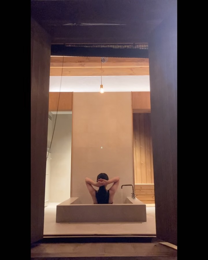 .

황리단길에 위치한 한옥 독채 숙소, #무우운 에 다녀왔어요! 

저는 구름실을 이용했는데요! 자쿠지와 건식 사우나까지 있어서 1박2일동안 제대로 힐링하고 왔답니다 ❤️

들어가는 입구부터 거실, 침실, 사우나는 물론이고 화장실까지 인테리어가 너무 예쁘게 되어있어서 좋았어요! 남자친구랑 숙소에 묵는 내내 숙소 너무 예쁘다고 감탄했어요 ㅎ…ㅎ
너무 좋았던 숙소라서 꼭!! 여러분께 소개드리고 싶었어요 🥰❣️

.

📌 무우운 muuunstay 
➖ 경주 황리단길 근처 (경주시 포석로 828-17)
❤️ 인테리어가 너무너무 예쁜 한옥숙소였어요! 독채라서 프라이빗하게 보낼 수 있어서 좋았어요
☕️ 다도체험도 가능하고 커피머신도 있어서 모닝커피 한잔의 여유를 즐길 수 있어요 ☺️
➖ 저희는 마침 마카롱을 선물받아서 가져갔는데 차랑 같이 준비해서 티타임 즐기니까 좋더라구요!
➖ 자쿠지에 뜨거운물 받아두고 앞에 있는 문 열어두면 노천탕 느낌 제대로 👍
➖ 건식사우나는 처음해봤는데 후끈후끈하니 좋더라구요 
🎬 이동가능한 빔프로젝터가 있어서 원하는 위치에 두고 볼 수 있어요! 저희는 넷플릭스로 애니메이션 정주행했어요
➖ 마당에서 바베큐랑 불멍도 가능한데 저희는 배달시켜 먹으려규 신청인했어요..! 근데 마당에 텐트 보니까 다음번에 다시 방문하면 바베큐 신청해서 고기도 구워먹고 라면도 끓여먹고 싶더라구요! 분위기 장난아니었어용
🥝 조식 진짜 맛있었어요!! 하나도 안남기고 싹 다 먹었네용 ㅎ

.
더욱 자세한 후기는 블로그에 ‼️
프로필에 링크 있어용 ❤️
.
.
.

#경주여행 #경주숙소 #한옥숙소 #한옥숙소추천 #경주신상숙소 #한옥펜션 #자쿠지 #자쿠지숙소 #muuun #황리단길 #황리단길숙소 #경주데이트 #커플 #커플여행 #숙소추천