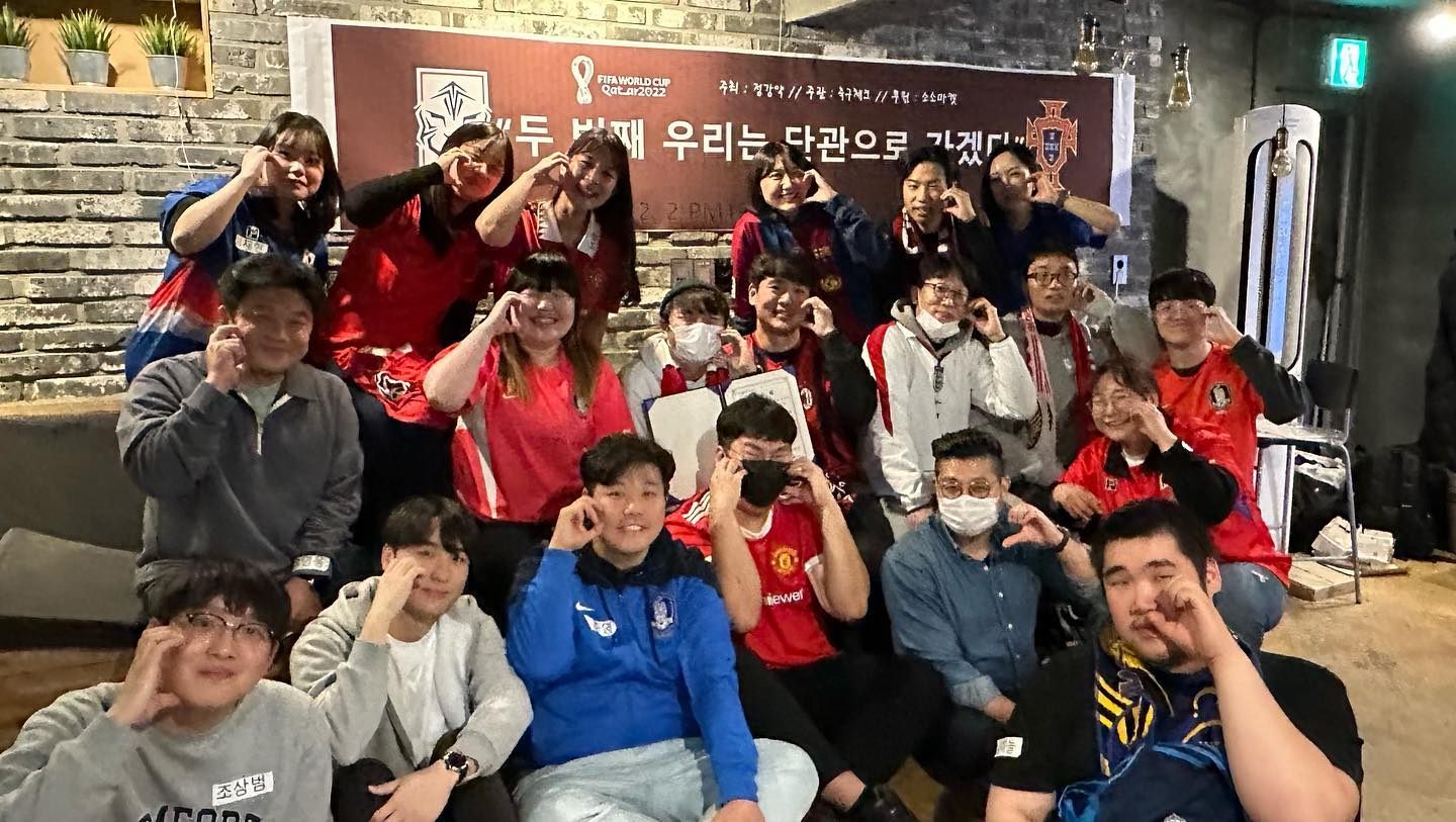 6개월 전부터 준비한 단관.
시험 보기 전이어서 외박 허락을 받기도 전에 냅다 회비부터 입금했다는 behind.
의외로 낯을 꽤나 가려서 걱정했지만, 하나같이 다 너무 잘해주셔서 행복했던 기억뿐-
그 중 최고는 이기고 경우의수 뚫고 16강⚽️⚽️⚽️⚽️
알바와 과외 일정 옮겨가며 올라간 이번 서울은 여러모로 알차고 후회없는 일정이었던걸로-😉

축구 사랑하길 정말 잘해따-♥️

#impossibleisnothing
#중요한것은꺾이지않는마음