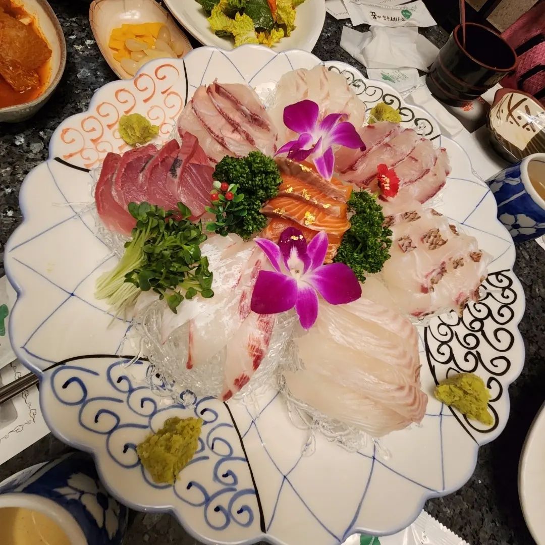 생일기념이 다가오는기념으로 도봉구청 근처에 있는 일식집 히비끼에 다녀왔어용~
일단 저희는 가족특선1인x4,특초밥을 먹고왔어용.
일단 회는 너무 싱싱하고 입에서 녹으면서 탄력이 있어요! 그리고 낚지볶음은 진짜 살면서 먹어봤던거 중에서 제일 맛있던거 같고 같이나온 튀김은 엄청 바삭하고 고소했어용.질리지 않고 계속 들어가는 맛이랄까용
저희가 예약을 할때 생일이벤트 예약을 안하고 갔는데 생일이라고 말씀드렸더니 팀장님(?)이 특별히 힘써보겠다고해서 생일 이벤트를 해주셨어용!너무 감사드려용😍😍
생일 이벤트라고해서 생일축하 현수막도 달아주시고 사진찍어서 앨범도 만들어주시고,회케이크,미역국, 생일축하노래도 불러주셨답니당.....갬동😂😂
거기에 시어머니가 사오신 바른치킨에서 새로나온 치킨케이크도하고 남편이 사온 케이크까지 케이크 선물을 많이 받다니 행복하자나🥰🥰

🎈위치
서울 도봉구 마들로 664-5

🎈영업시간
매일 11:00~22:30

#서울 #도봉 #도봉구청 #도봉맛집 #맛집 #생일 #미리기념 #히비끼 #일식 #일식맛집 #회 #회맛집 #초밥
#바른치킨 #치킨케이크 #생일케이크 #과일케이크 #회케이크#먹부림 #친절 #사장님친절해요👍