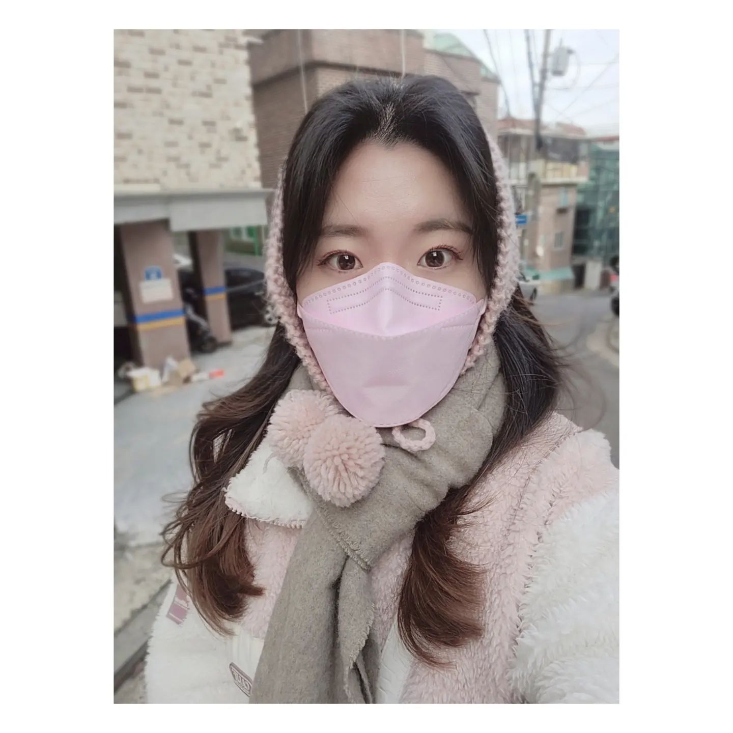 .
읏추읏추 겨울이당
1년 사이에 또 많이 길어서 허리까지 오는 상한 머리들을 잘라버렸따 시원하당
.
고1때 같은 반이었던 내 칭구가 헤어샵 부원장까지 올라가더니,
드디어 본인 샵을 오픈했다 artic_dana
본인샵 차리는게 꿈이라고 했던게 생생히 기억나는데 정말 멋지고 대견해❤️
깜빡하고 내부 사진을 안찍어왔는데, 담에 가면 꼭 찍어야겠다
예쁘고 세련되고 깔끔한 인테리어에 실력 보장된 쌤들까지 완벽해!!
많이 많이 가주세오!!!!!!!
.
아침에 자르고 너무너무 피곤해서 집와서 낮잠 왕창 잔 후 저녁에 찍은거라 머리가 좀 가라앉았는데도 이 정도..♡