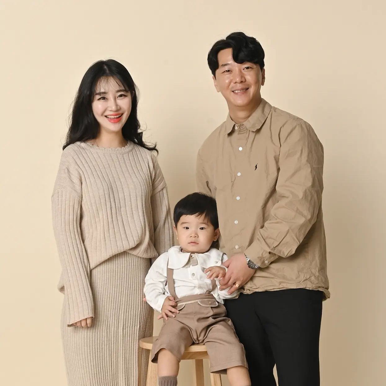 #두돌기념사진 
.
두돌되니까 진짜 협조안해주네😇
힘들었던 두돌기념 셀프가족사진❤️
마지막은 보쌈샷 김씨들아 말 좀 잘 듣자😮‍💨

#가족사진 #연후스튜디오 #울산 #울산셀프스튜디오 #울산사진관 #울산아기랑사진 #울산사진촬영 #울산연후스튜디오 #두돌촬영 #흰쥐띠아기 #울산스튜디오 #울산맘 #울산셀프촬영