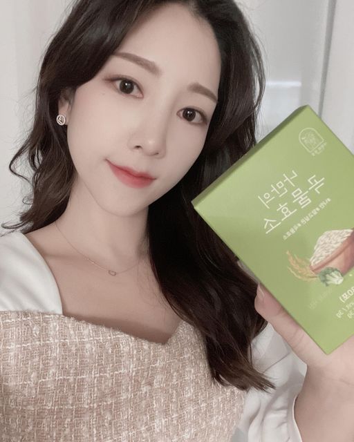 @wonnnni____ on Instagram: "#광고 18차 완판 기념으로 특가 판매하는 설리마켓 곡물효소 🌾 평소에 소화가 잘 안되는 편인데 식사전에 한포씩 먹어주니 속이 편안한 느낌이에요 ◡̈ 인절미 가루