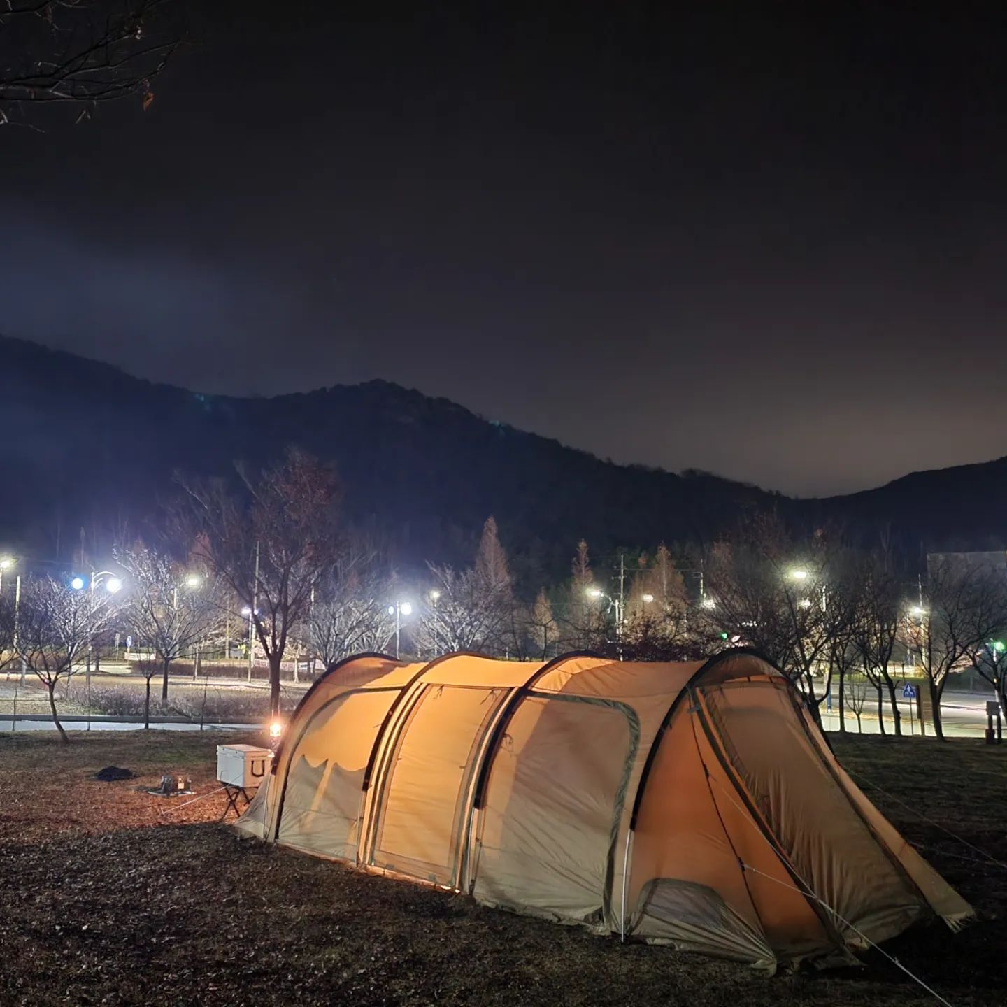 ♡11월캠핑♡

지난주 다녀온 보다더캠핑장🏕
생선으로 받은 텐트 첫피칭⛺️
세상 쉬운 피칭!! 이쁘다 이뻐 🥰😍

추운날 국물은 필수! 
후추가루 듬뿍 넣은 떡볶이는 신전떡볶이 마냥 맛나다요 👍떡볶이 국물에 찍어먹는 닭껍질도 굿굿굿👏 1000억 막걸리 맛있어 😝

별이 정말 이뻤던 캠핑장
겨울에 눈오면 가고싶다 !!

#광주근교#캠핑장
#고창캠핑장 #보다더캠핑장 
#1000억유산균막걸리#국순당
#떡볶이#닭껍질#닭다리#오뎅
#캠핑음식#캠핑요리
#가마보코3m #DOD #탄 #웨건
#쿠야 #쿨러
#볼케이노 #화롯대
#스노우라인 #시리우스 #가스랜턴
#텐풍#밤텐풍
